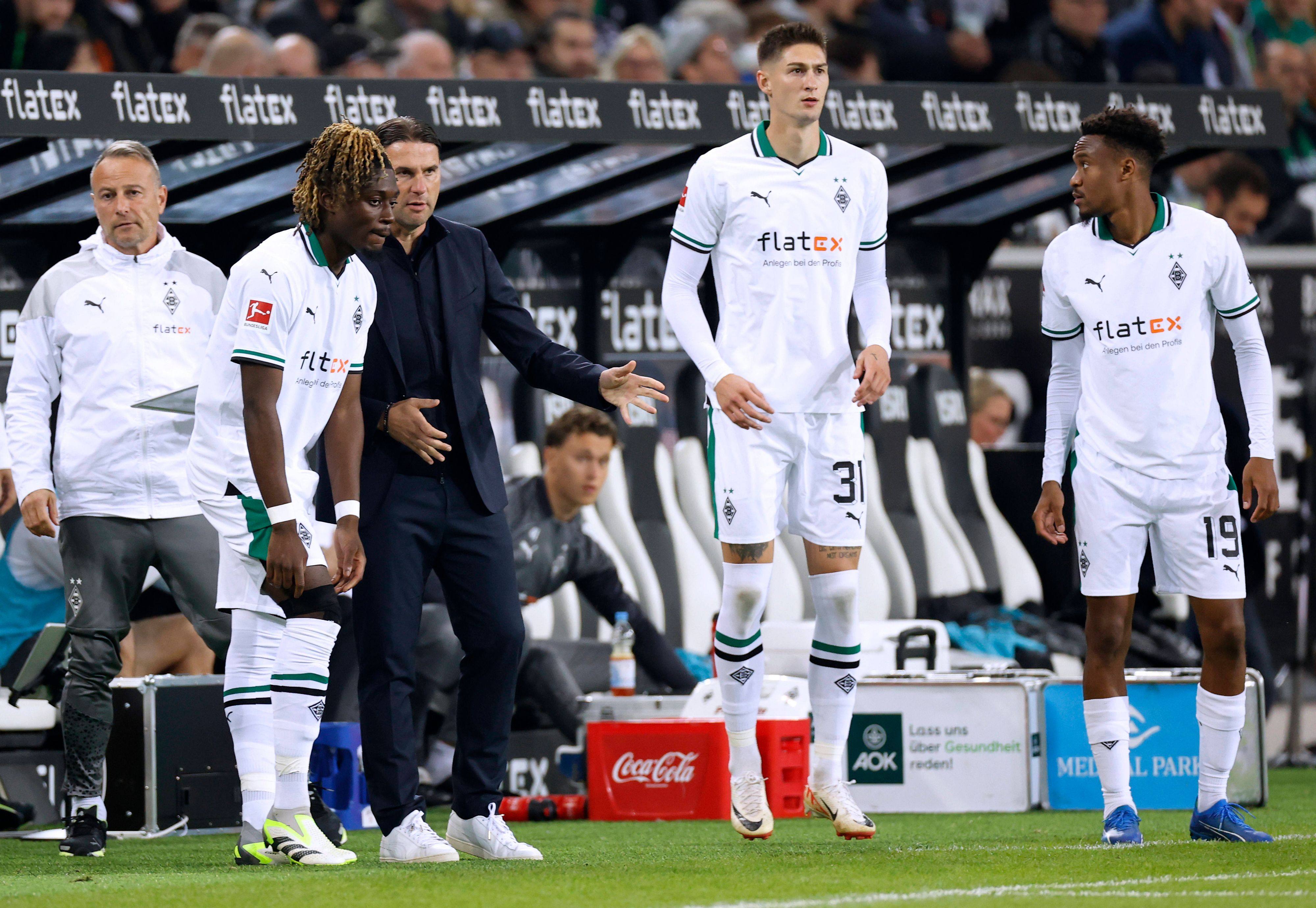 Gerardo Seoane steht mit einigen Spielern an der Seitenlinie.