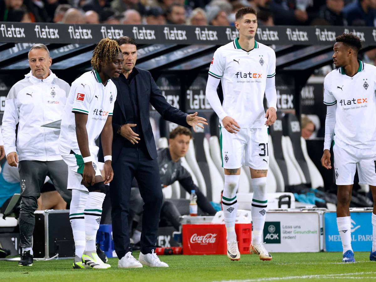 Gerardo Seoane steht mit einigen Spielern an der Seitenlinie.
