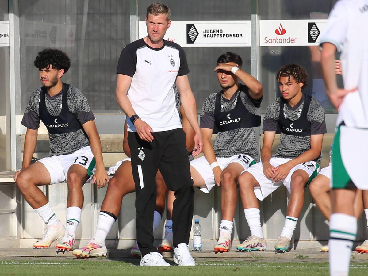 Oliver Kirch vor der Ersatzbank.