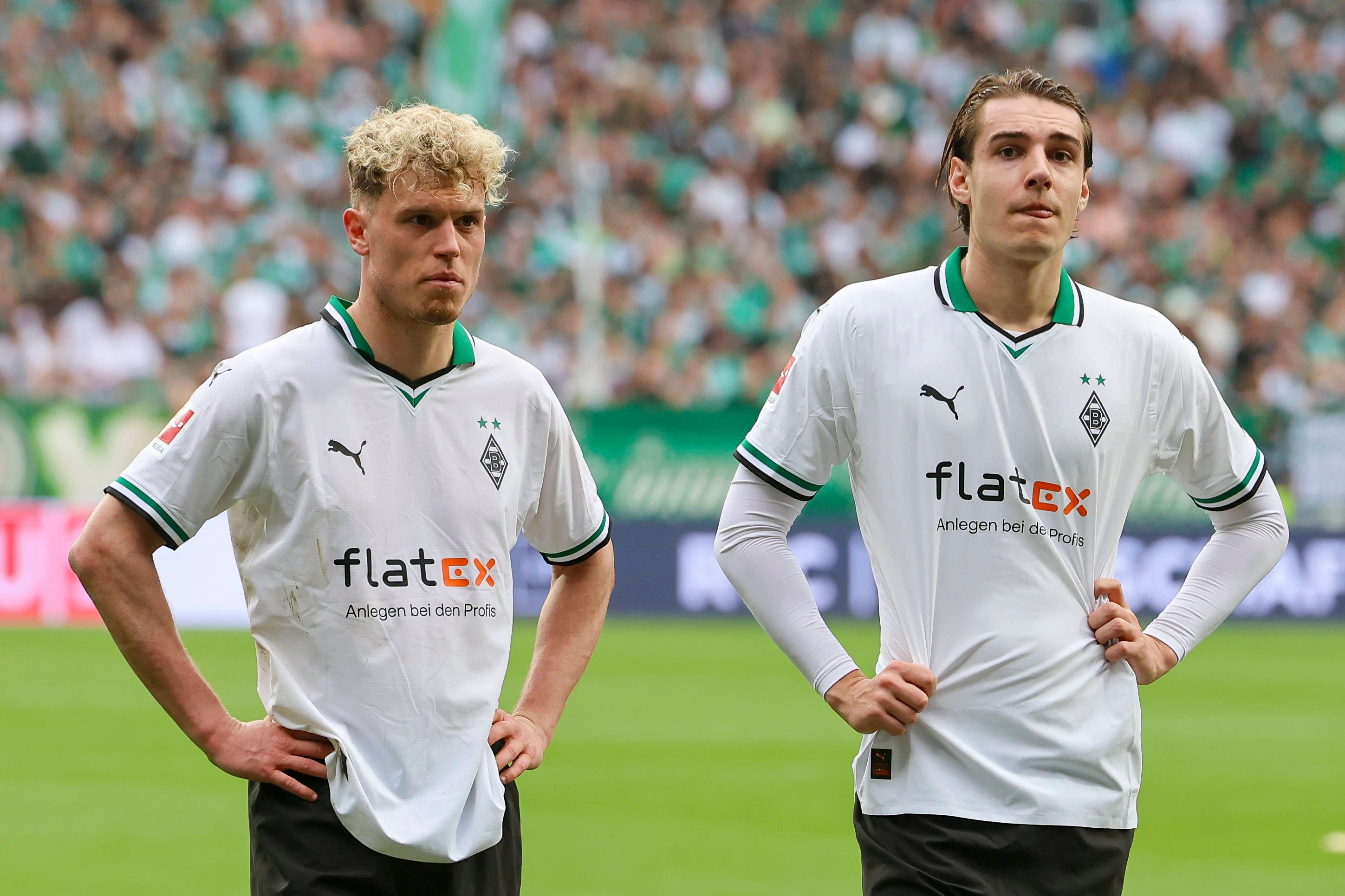 Robin Hack und Florian Neuhaus stehen nach dem Spiel vor den Fans.