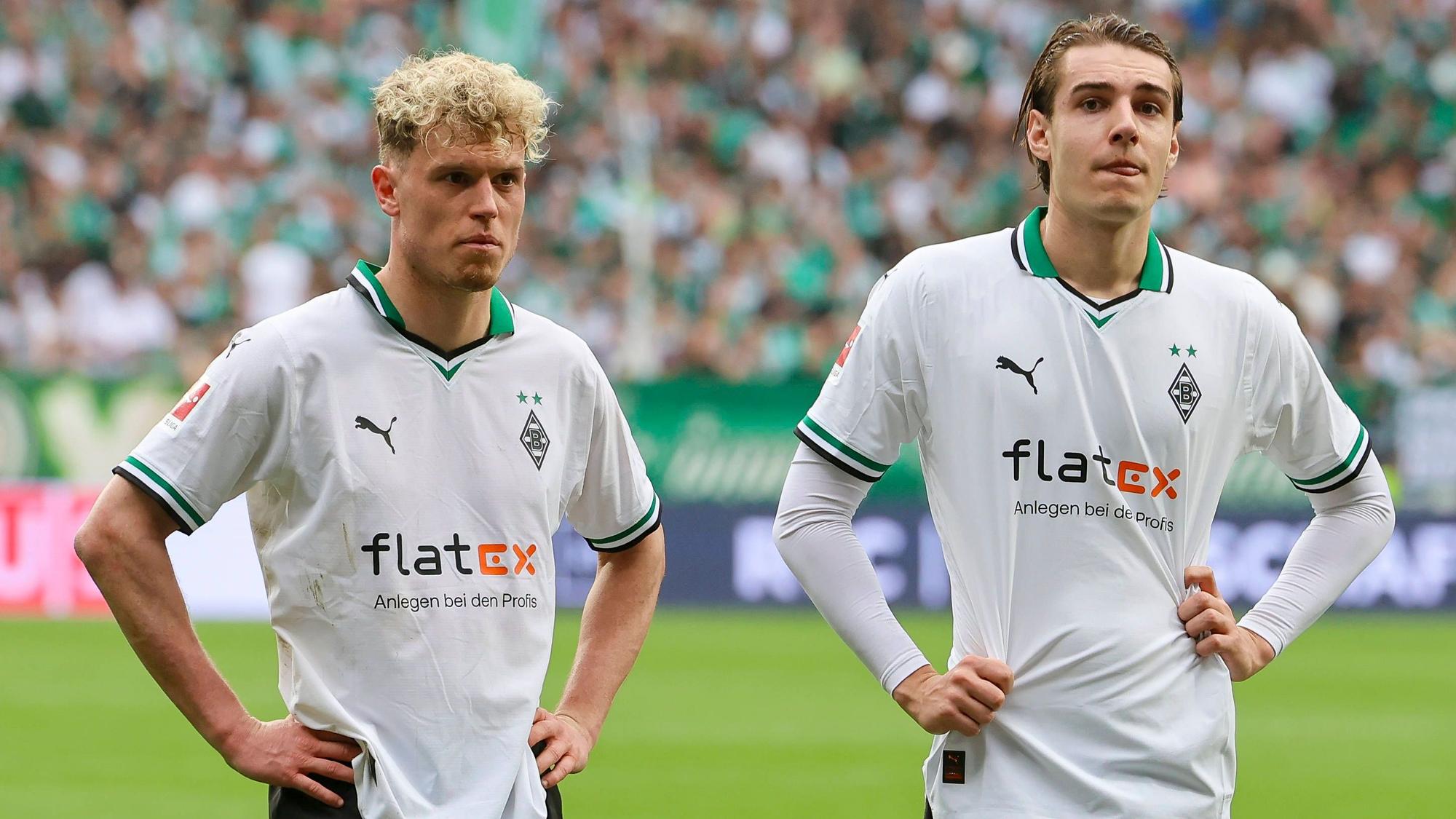 Robin Hack und Florian Neuhaus stehen nach dem Spiel vor den Fans.