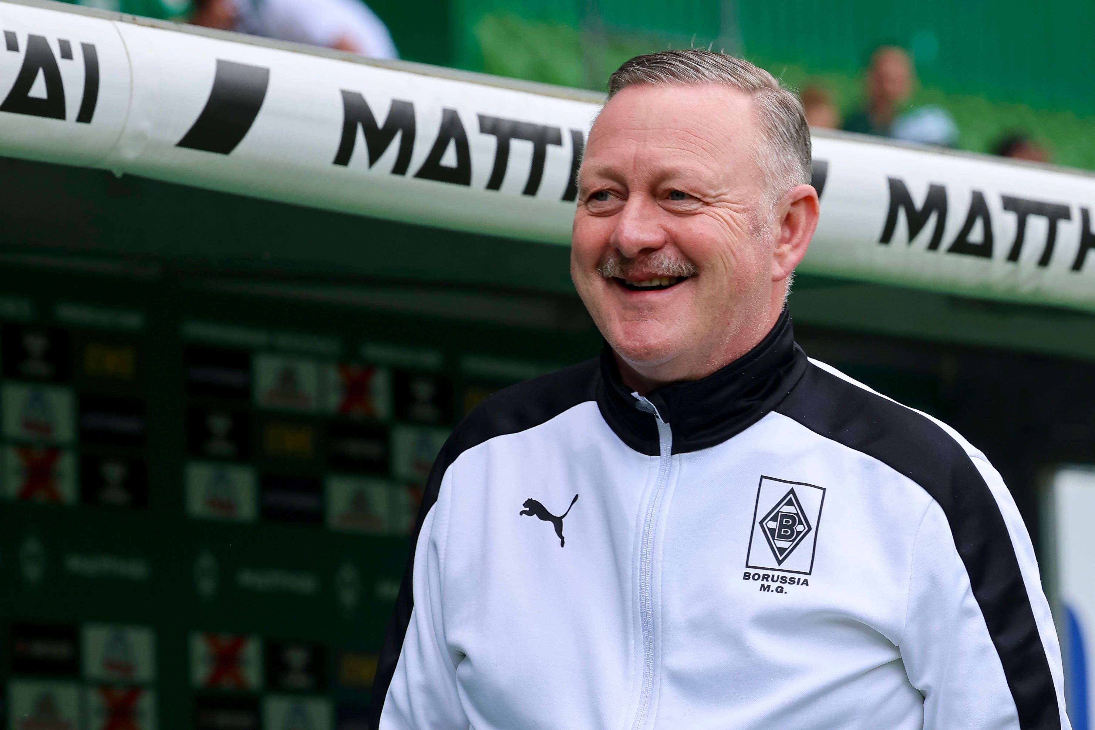 Roland Virkus vor der Borussia-Bank im Bremen.