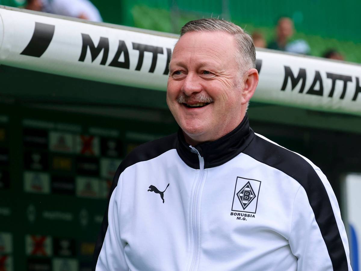 Roland Virkus vor der Borussia-Bank im Bremen.