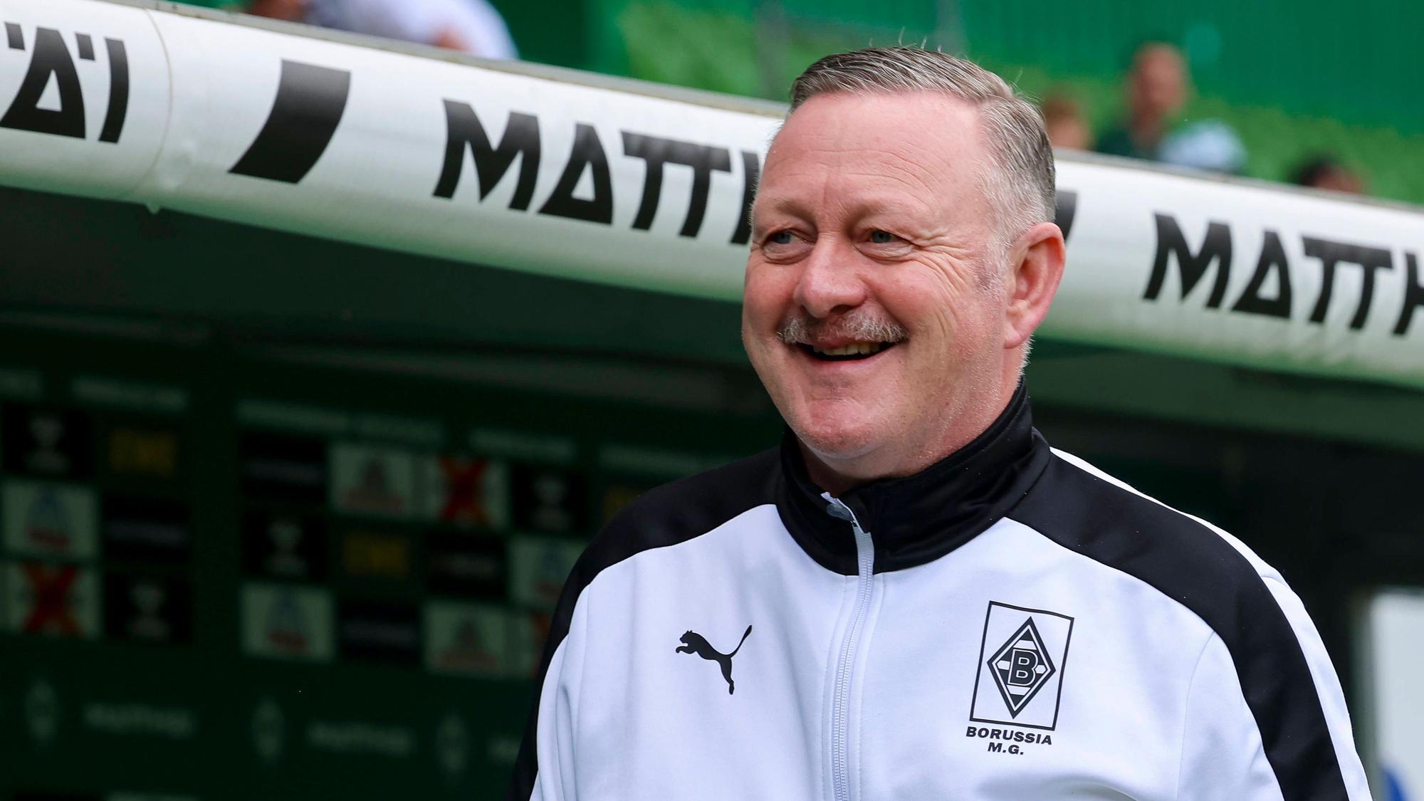 Roland Virkus vor der Borussia-Bank im Bremen.