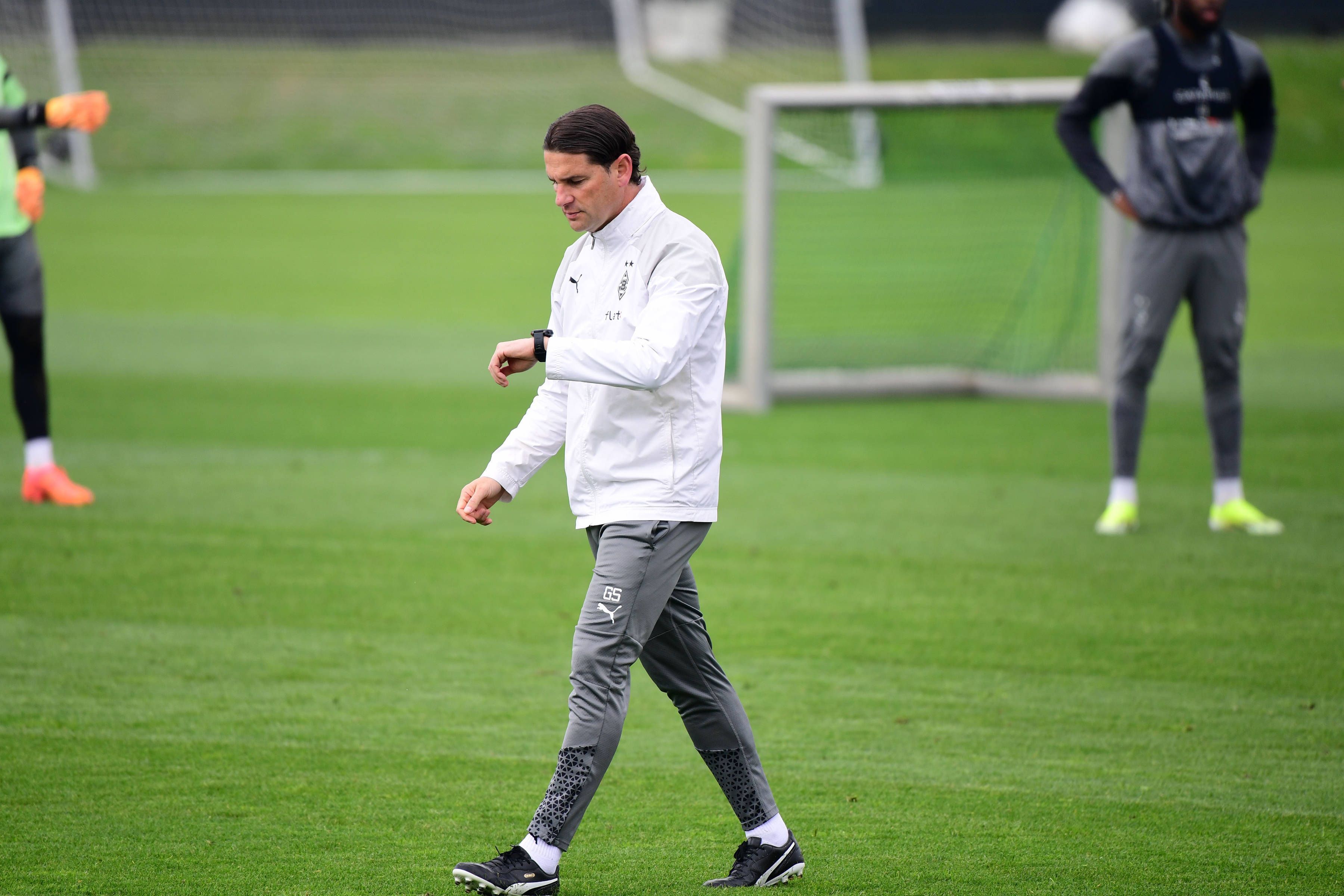 Gerardo Seoane schaut im Training auf seine Uhr.