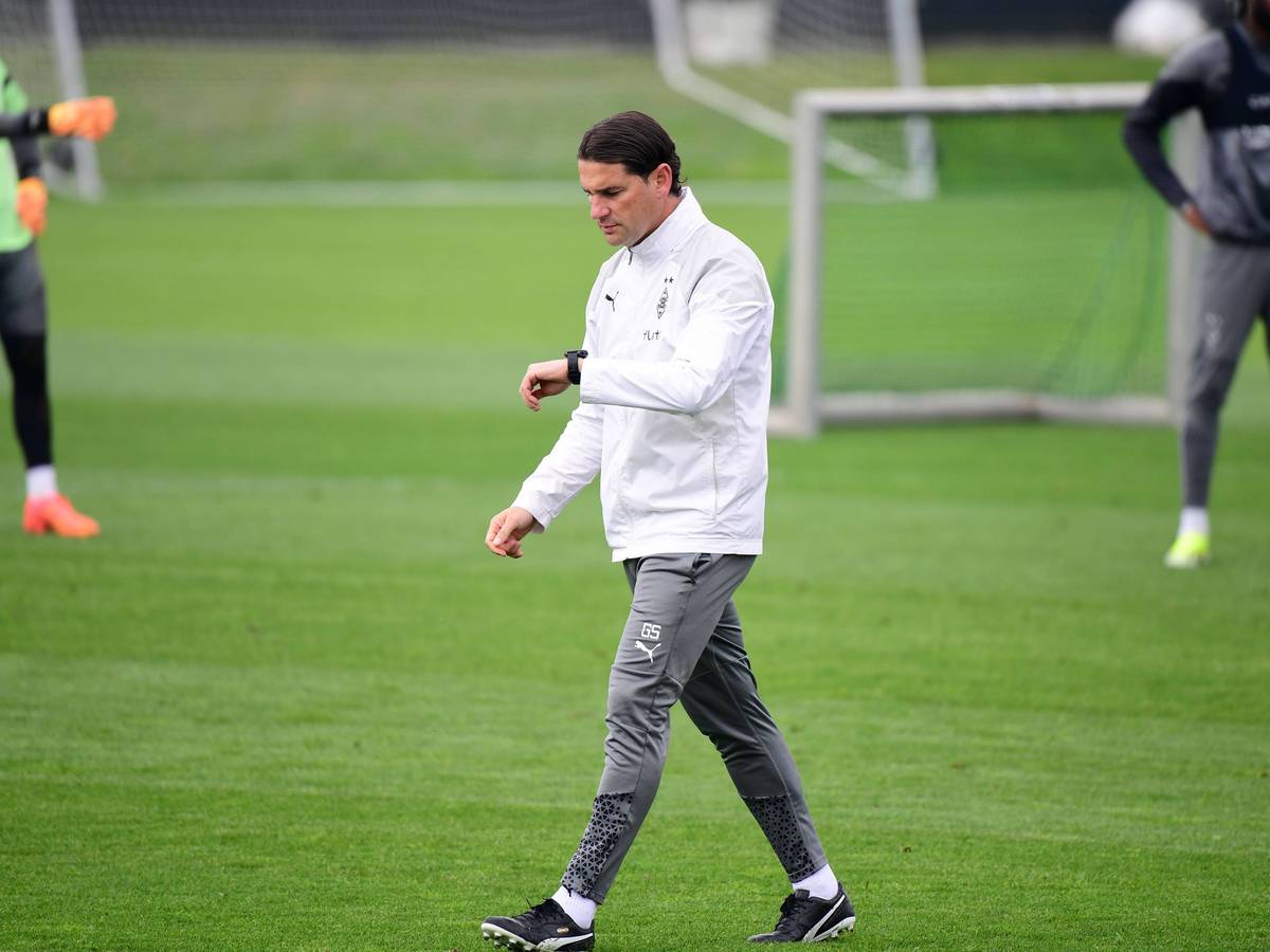 Gerardo Seoane schaut im Training auf seine Uhr.