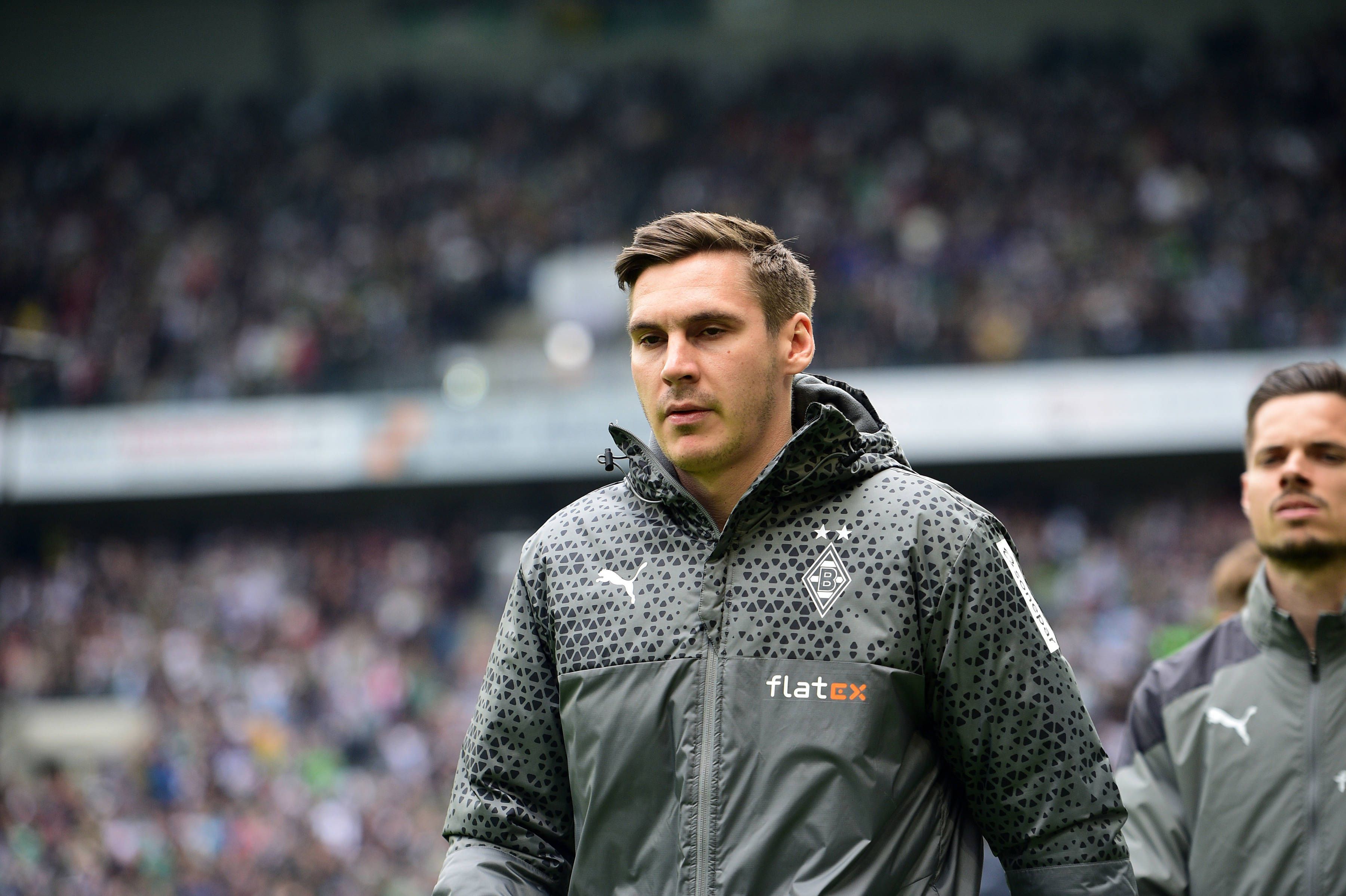 Maximilian Wöber in einer Jacke von Borussia Mönchengladbach.