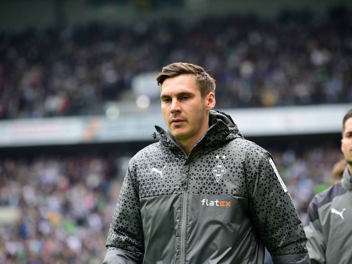 Maximilian Wöber in einer Jacke von Borussia Mönchengladbach.