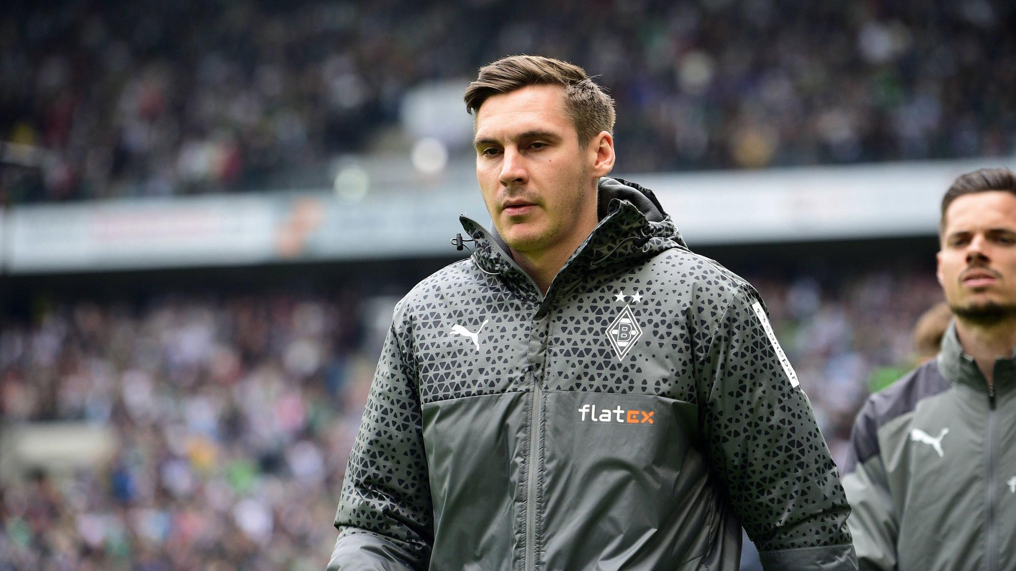 Maximilian Wöber in einer Jacke von Borussia Mönchengladbach.