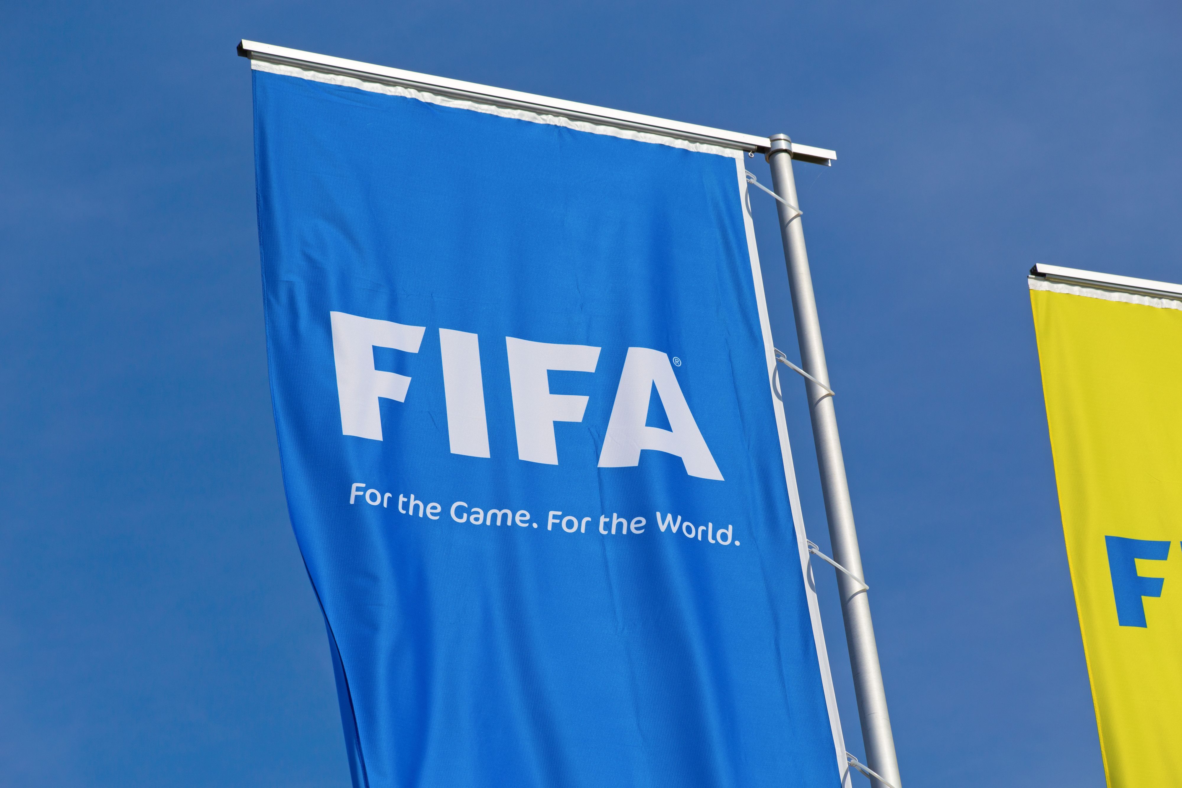 Eine blaue Fahne mit der Aufschrift „FIFA“.