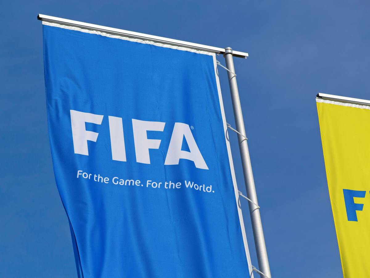 Eine blaue Fahne mit der Aufschrift „FIFA“.