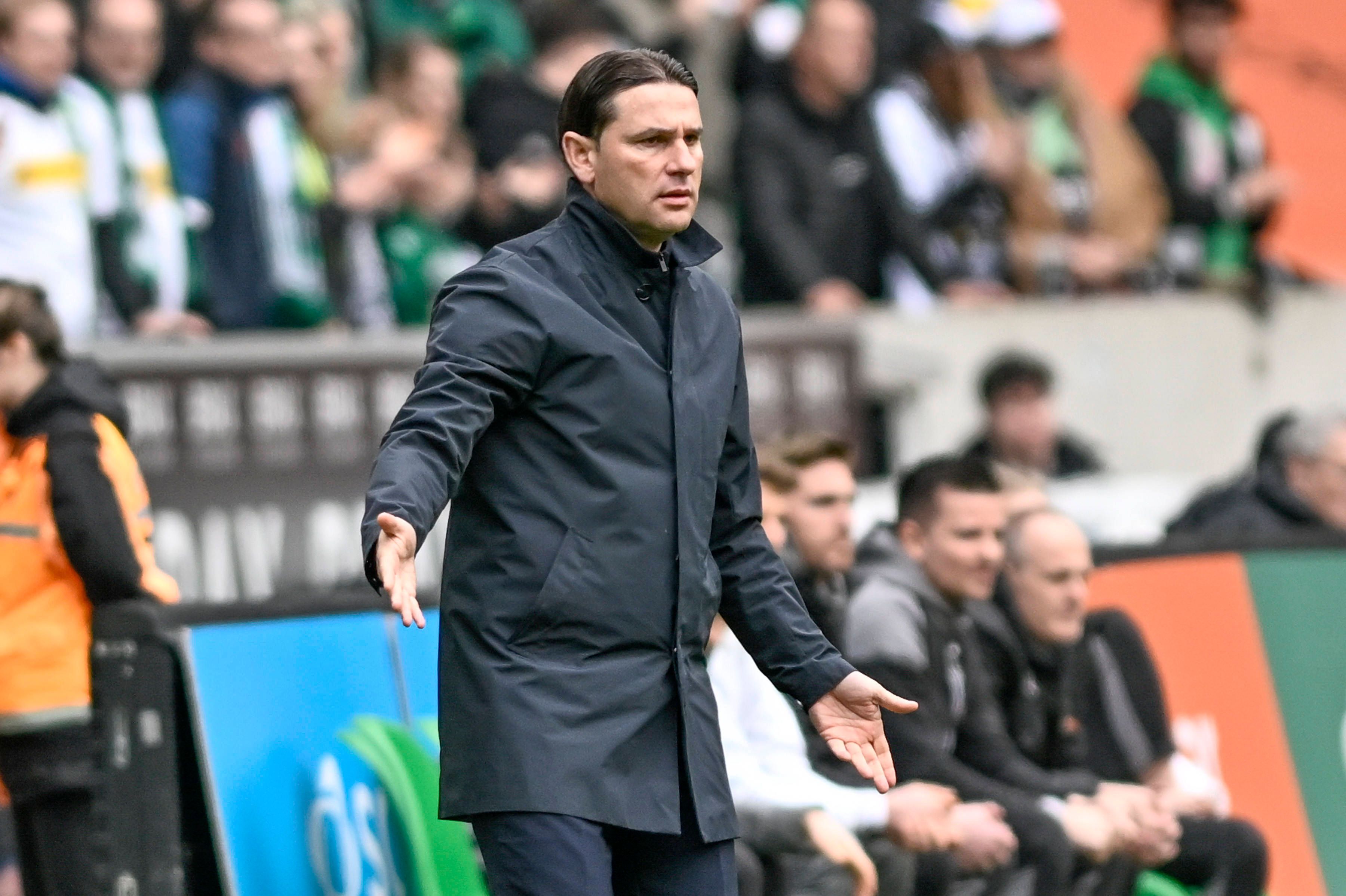 Gerardo Seoane öffnet die Arme aus Enttäuschung.