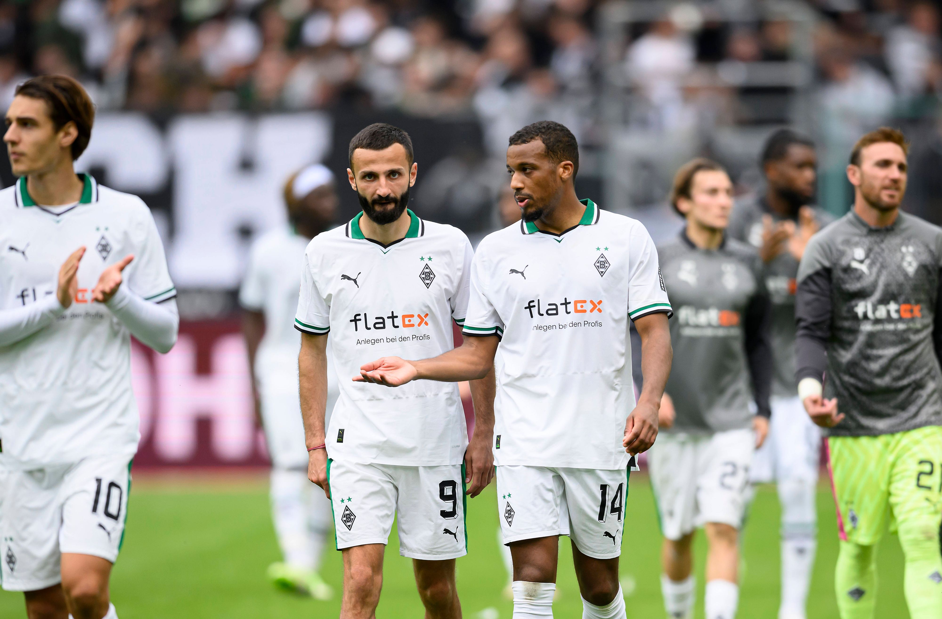Franck Honorat und Alassane Plea auf dem Spielfeld nach Abpfiff.