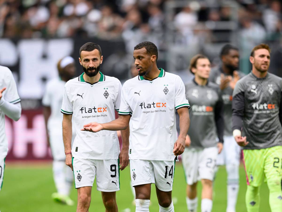 Franck Honorat und Alassane Plea auf dem Spielfeld nach Abpfiff.