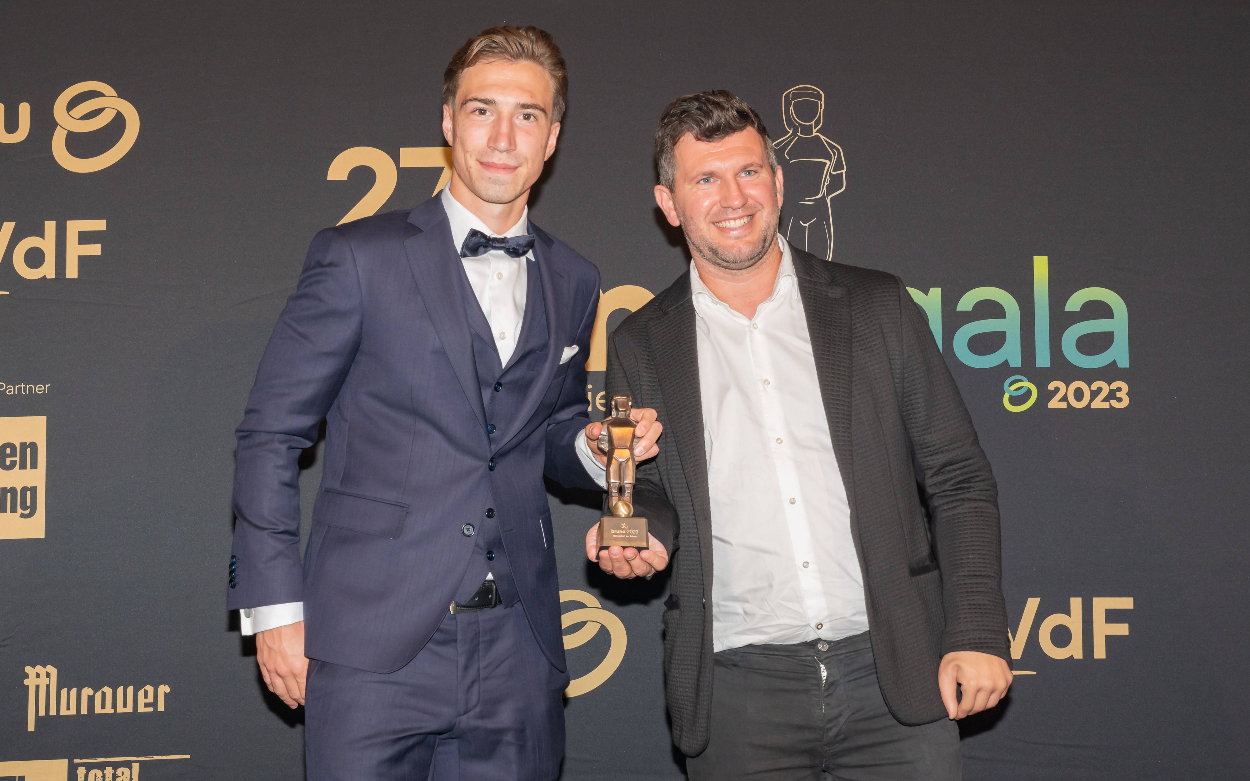 Andreas Schicker und David Affengruber halten eine Trophäe hoch.