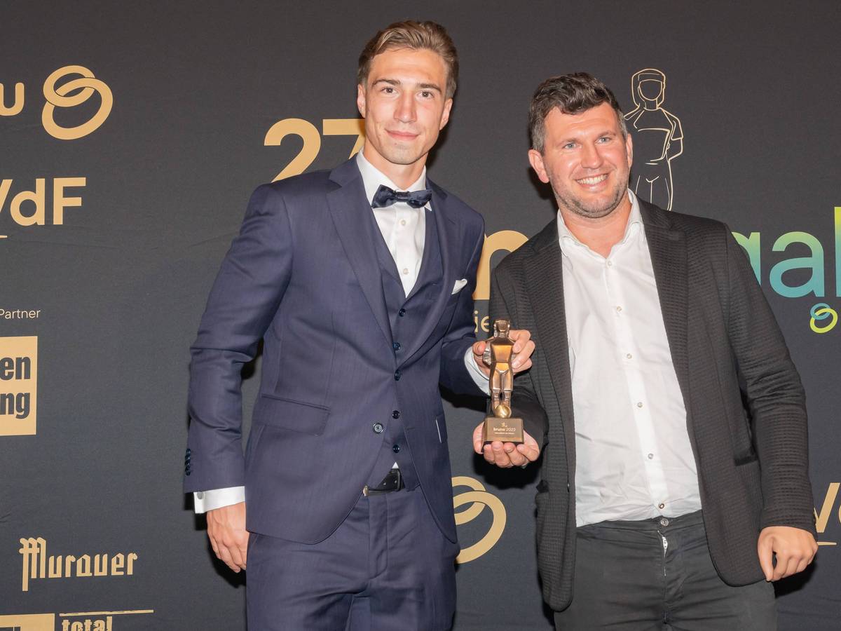 Andreas Schicker und David Affengruber halten eine Trophäe hoch.
