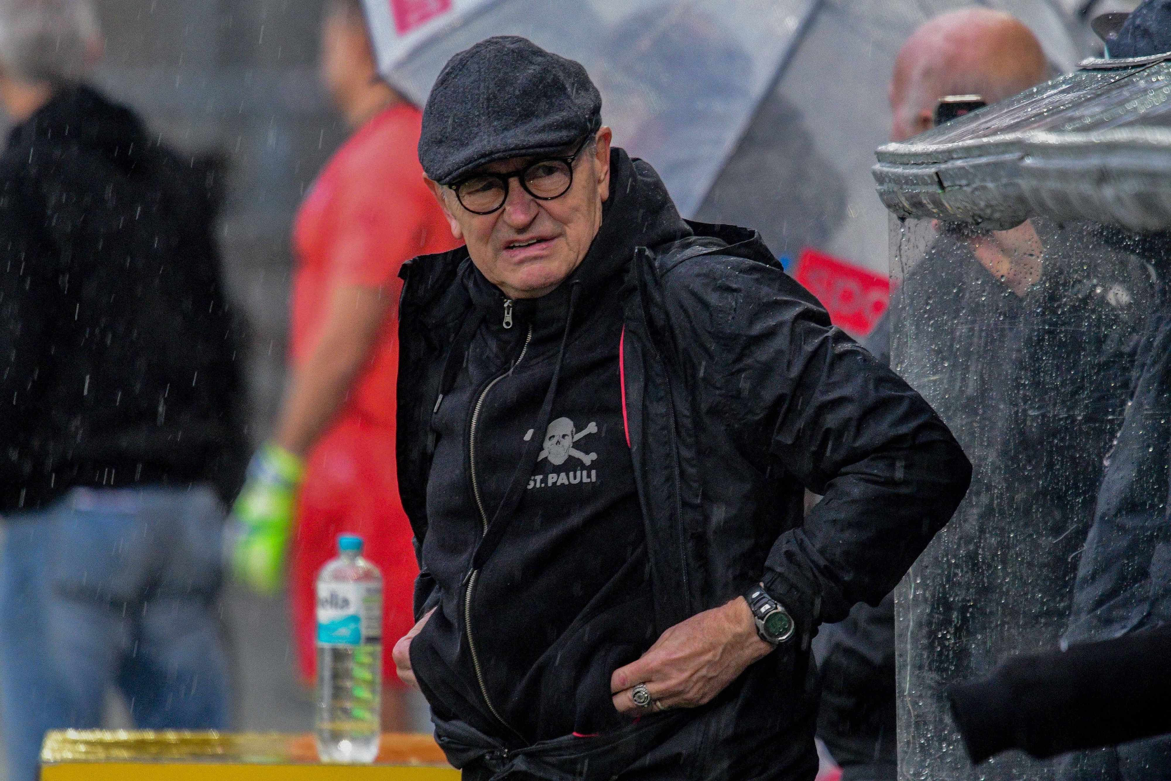 Ewald Lienen mit St.-Pauli-Pullover.