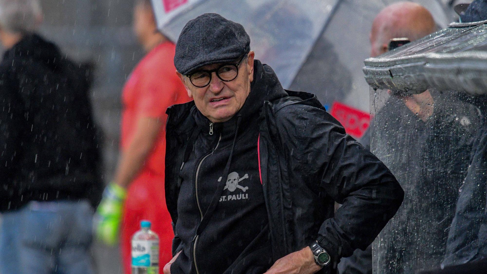 Ewald Lienen mit St.-Pauli-Pullover.