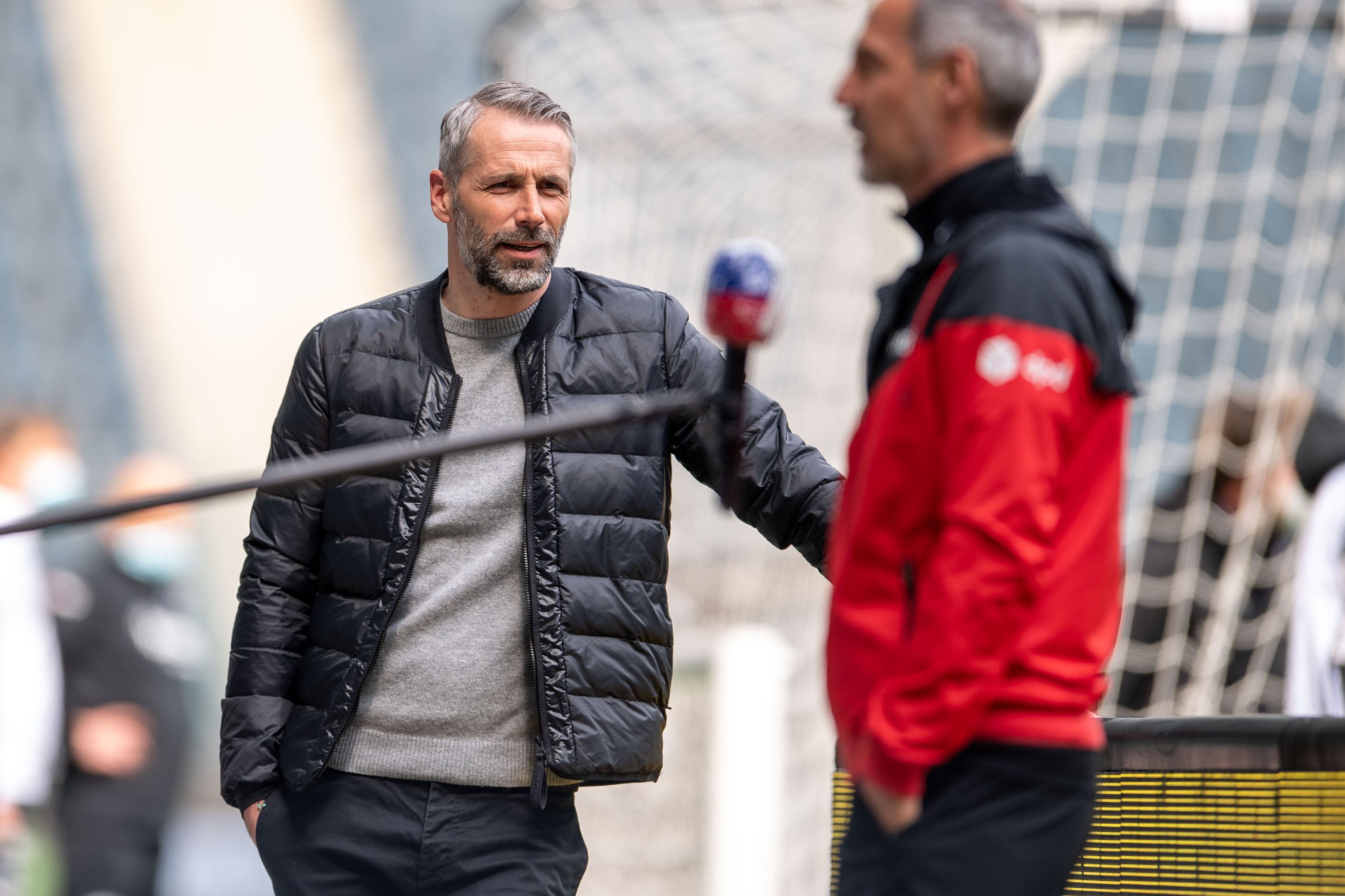 Marco Rose schaut auf ein Interview mit Adi Hütter.