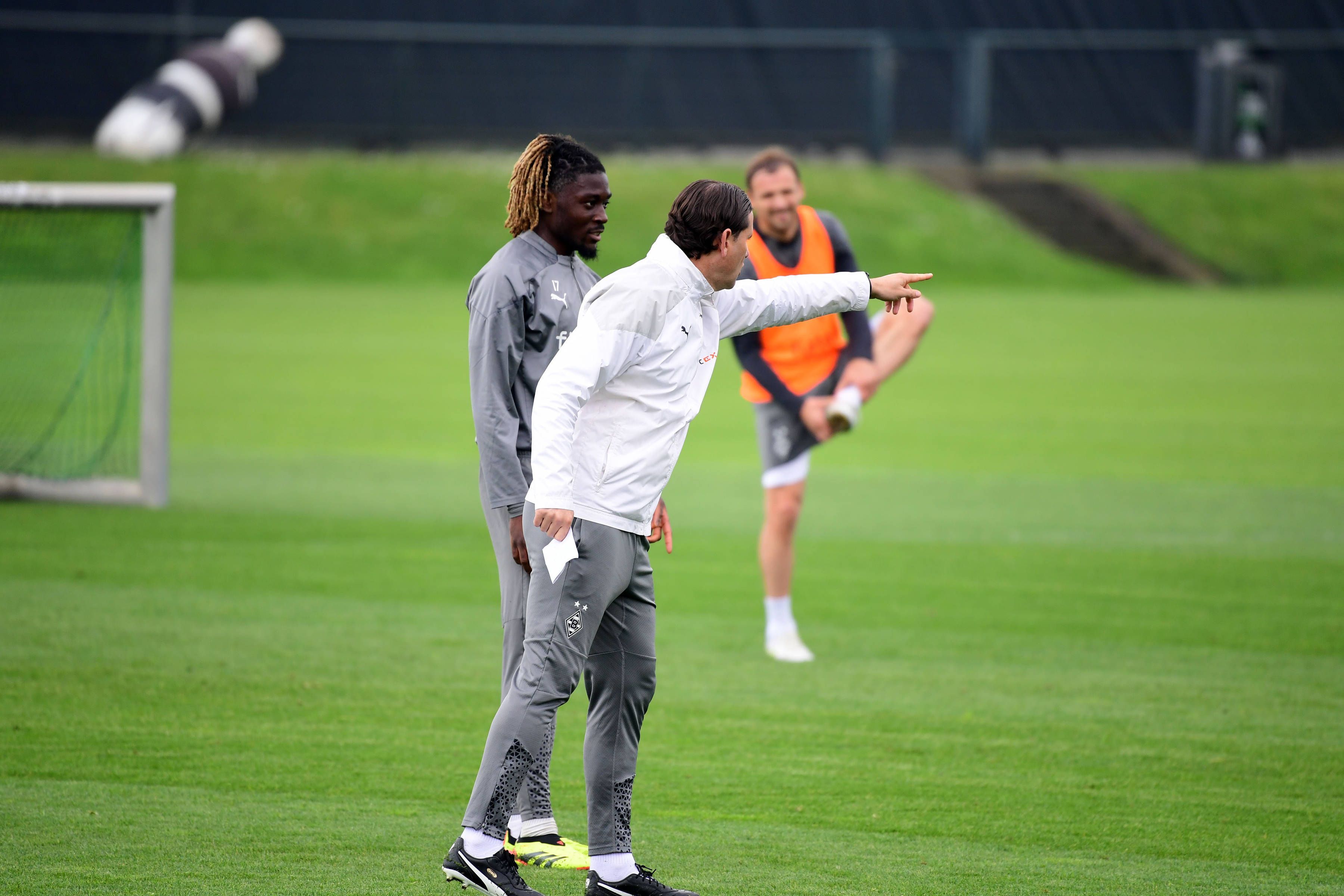 Gerardo Seoane gibt Manu Koné Anweisungen, Tony Jantschke schaut zu.