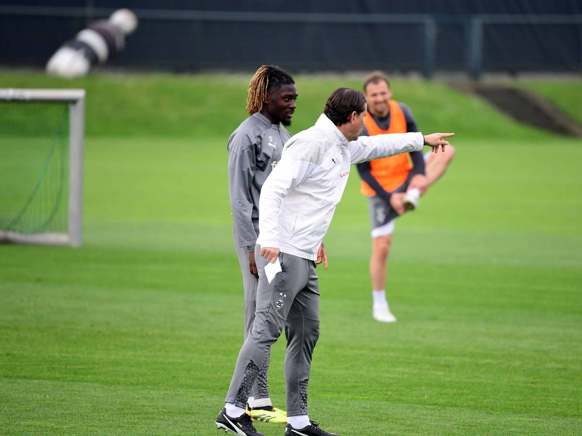 Gerardo Seoane gibt Manu Koné Anweisungen, Tony Jantschke schaut zu.