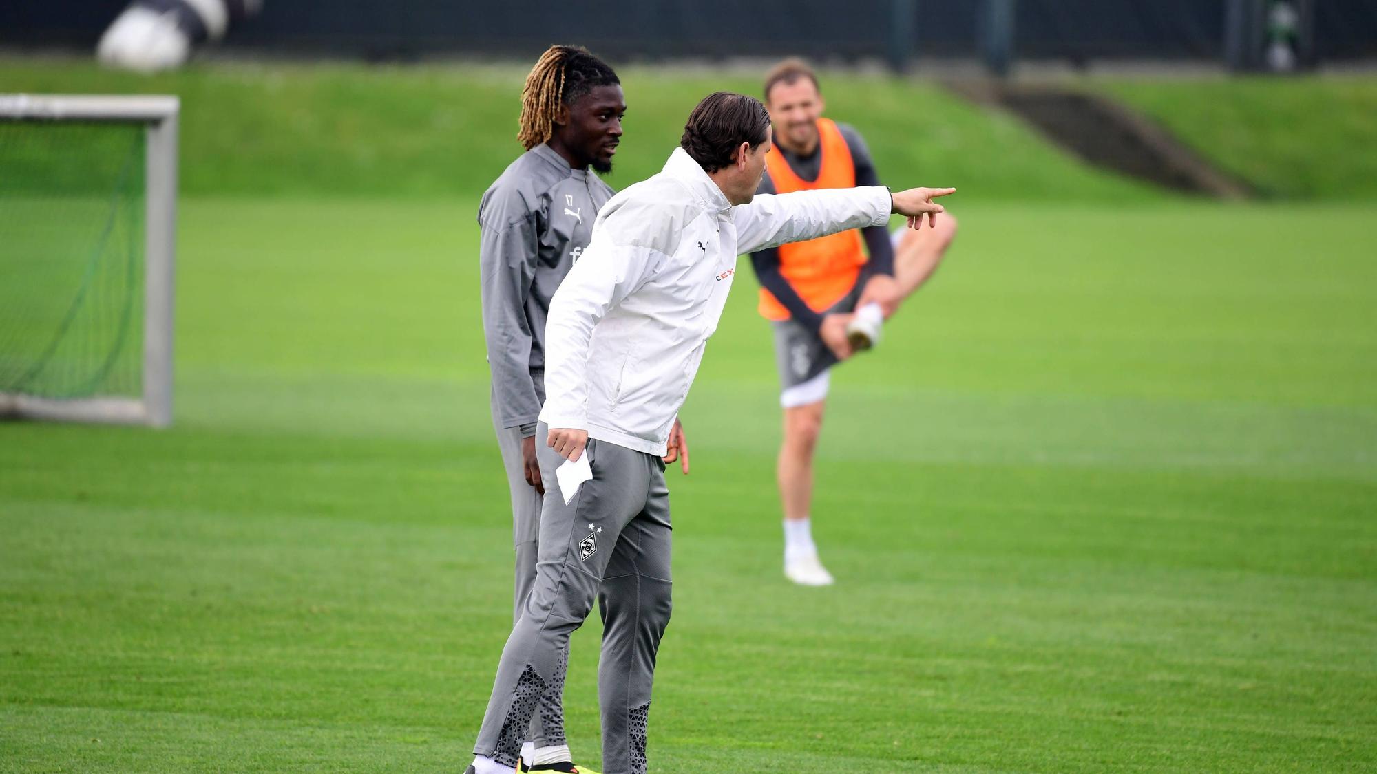 Gerardo Seoane gibt Manu Koné Anweisungen, Tony Jantschke schaut zu.