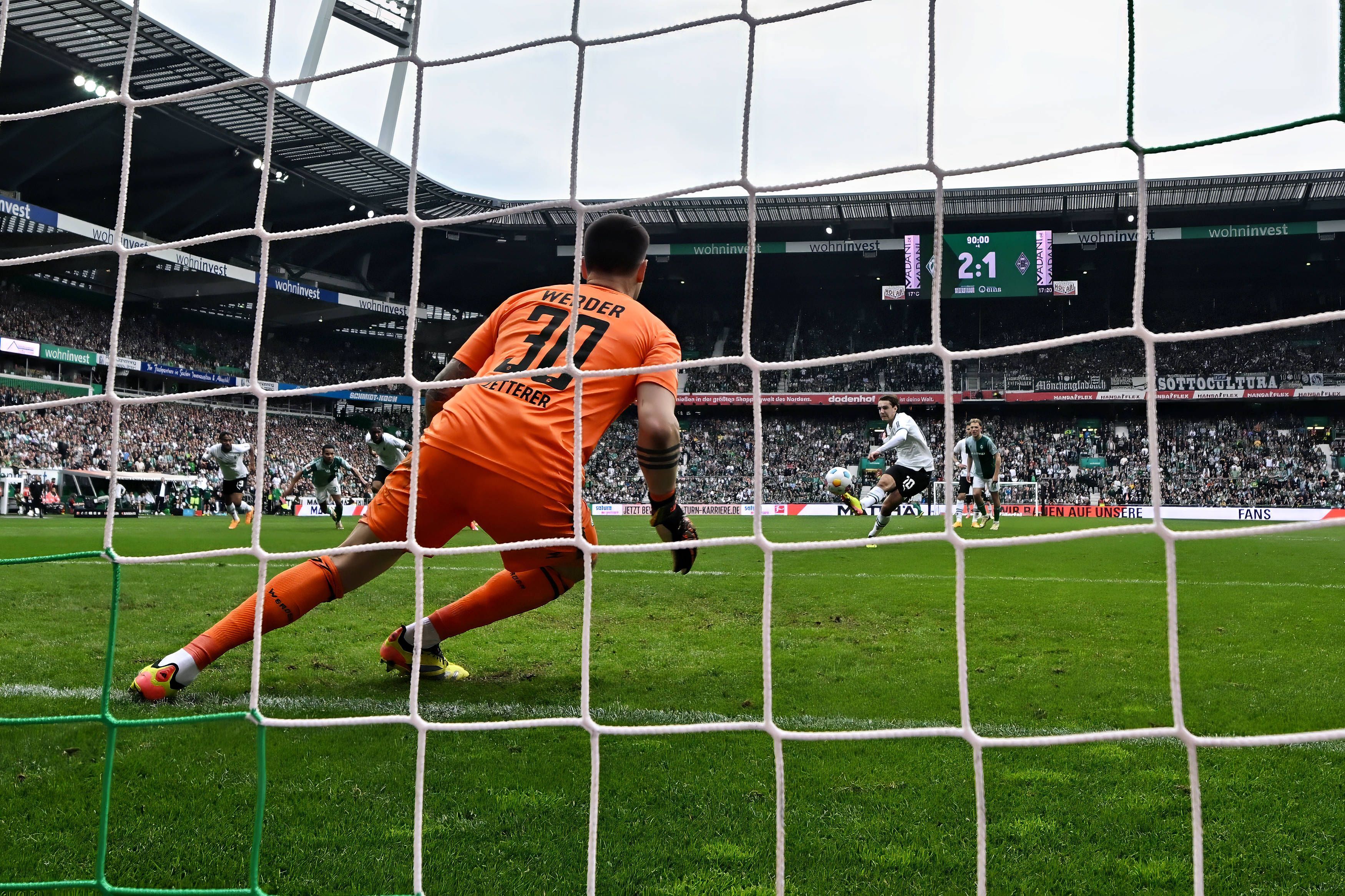 Flo Neuhaus verwandelt einen Elfmeter nach VAR-Eingriff.