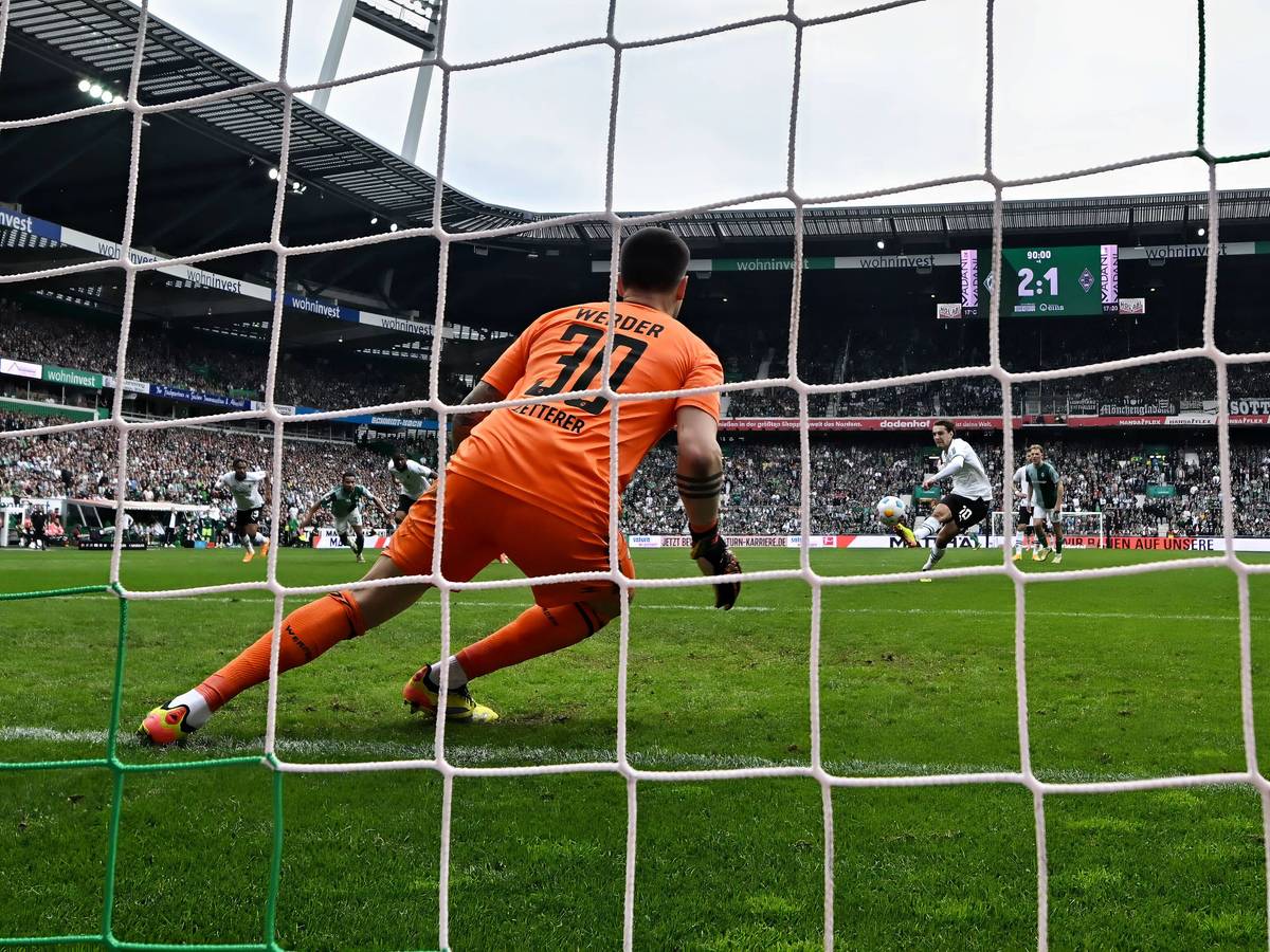 Flo Neuhaus verwandelt einen Elfmeter nach VAR-Eingriff.