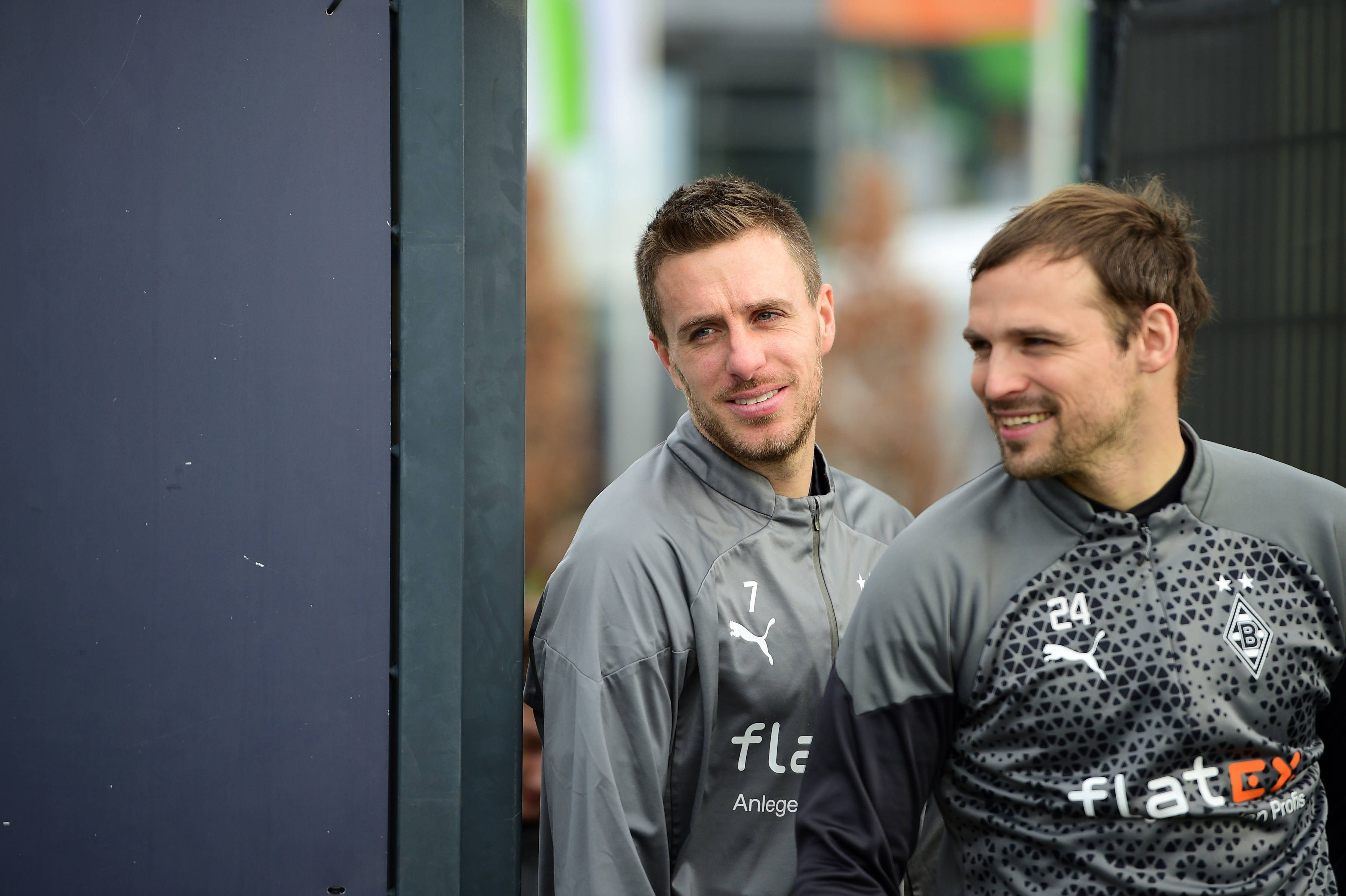 Patrick Herrmann und Tony Jantschke betreten den Trainingsplatz.