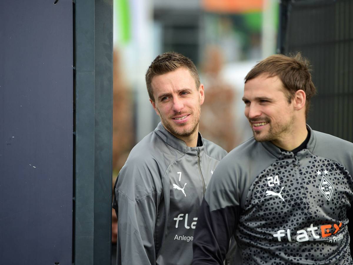 Patrick Herrmann und Tony Jantschke betreten den Trainingsplatz.