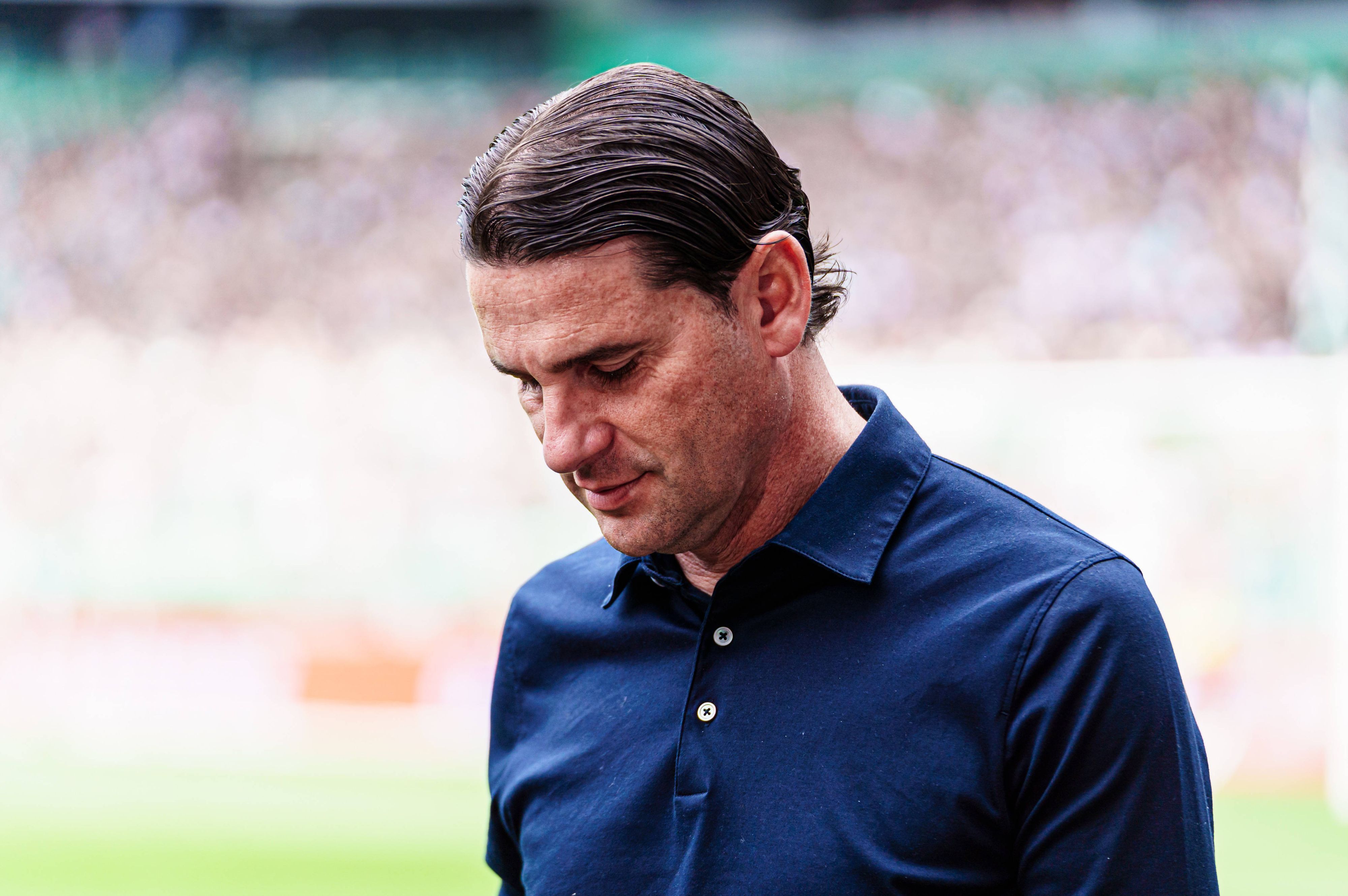 Gerardo Seoane schaut nach unten.