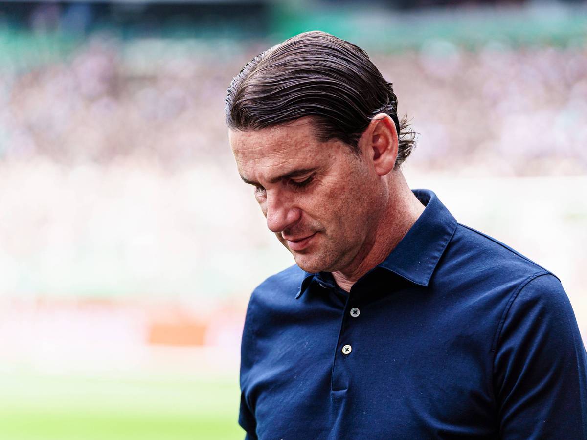 Gerardo Seoane schaut nach unten.