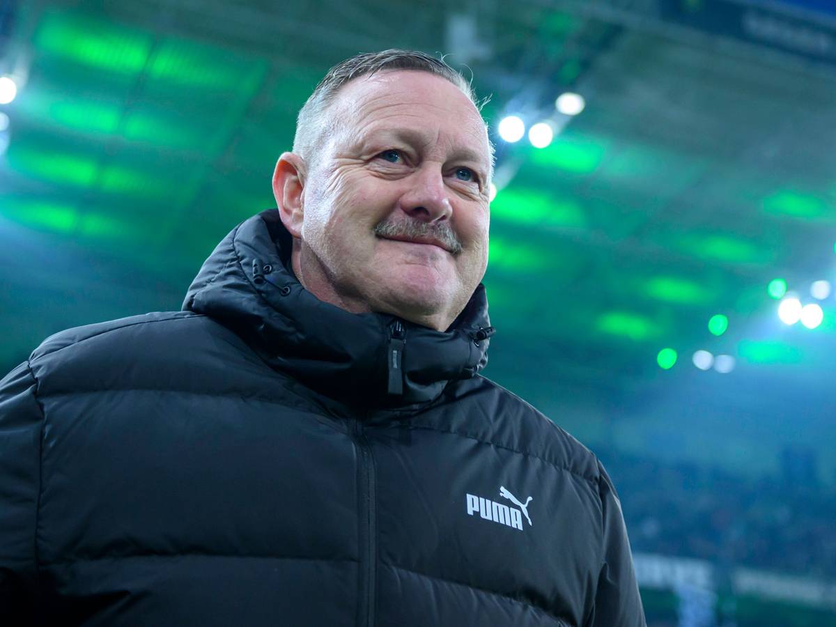 Roland Virkus am Spielfeldrand.