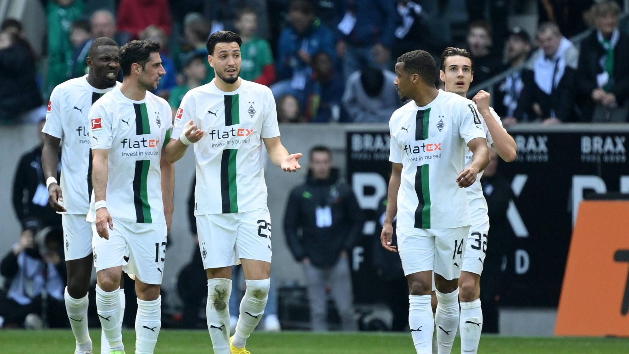 Marcus Thuram, Lars Stindl, Alassane Plea und Flo Neuhaus hören Ramy Bensebaini zu.