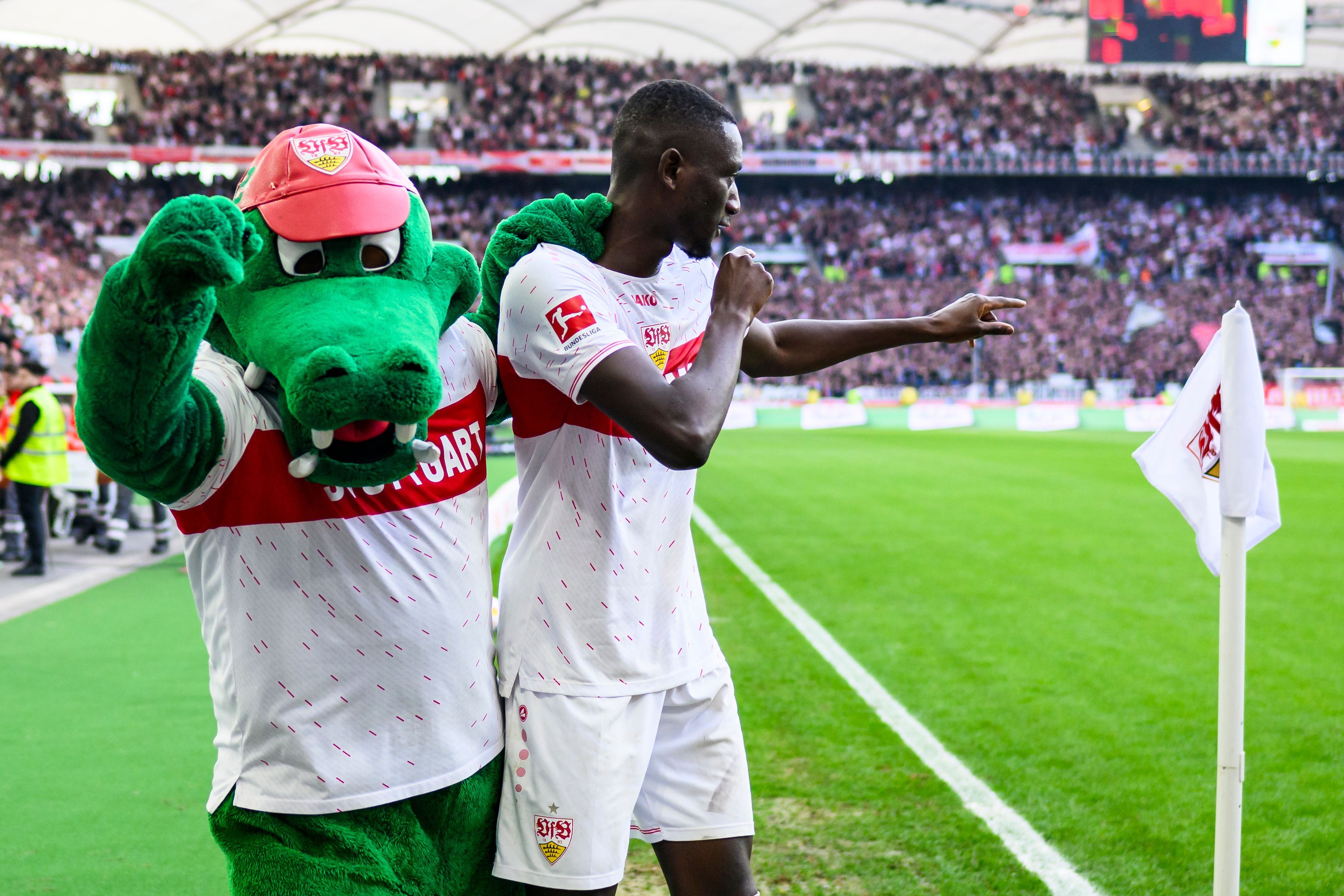 Serhou Guirassy bejubelt einen Treffer mit Maskottchen Fritzle.