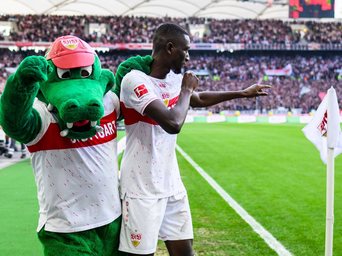 Serhou Guirassy bejubelt einen Treffer mit Maskottchen Fritzle.