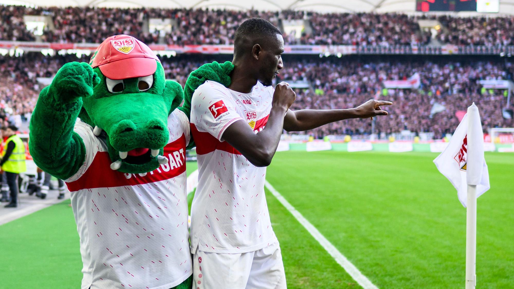 Serhou Guirassy bejubelt einen Treffer mit Maskottchen Fritzle.