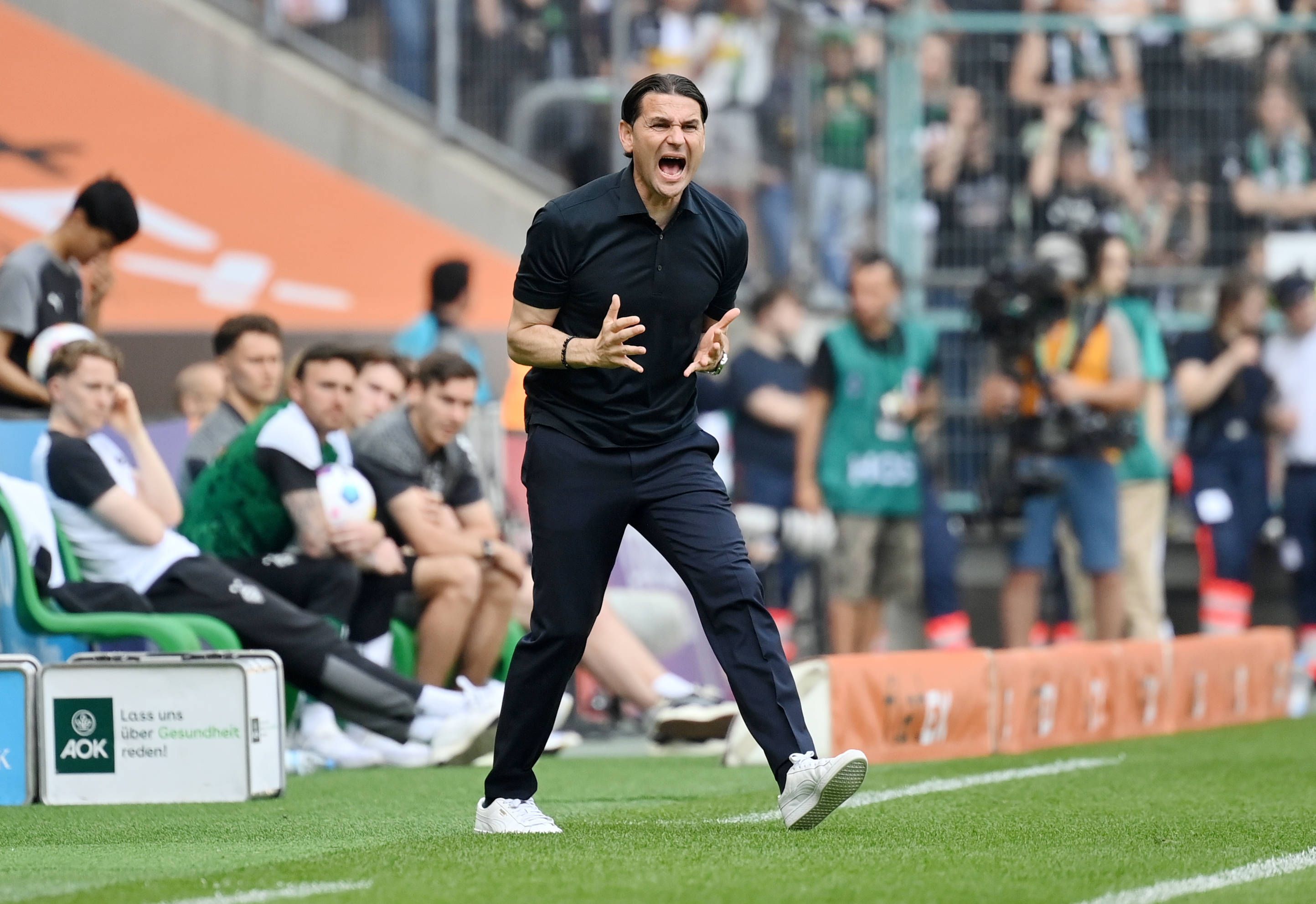 Gerardo Seoane gibt am Spielfeldrand Anweisungen.