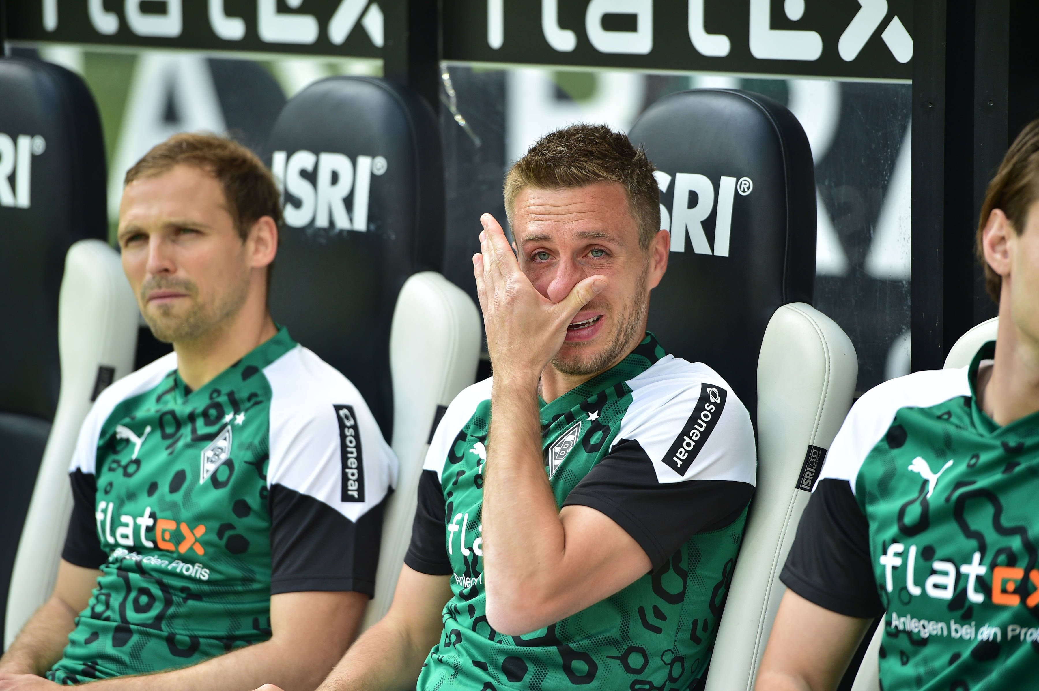 Patrick Herrmann verdrückt eine Träne auf der Borussia-Bank.