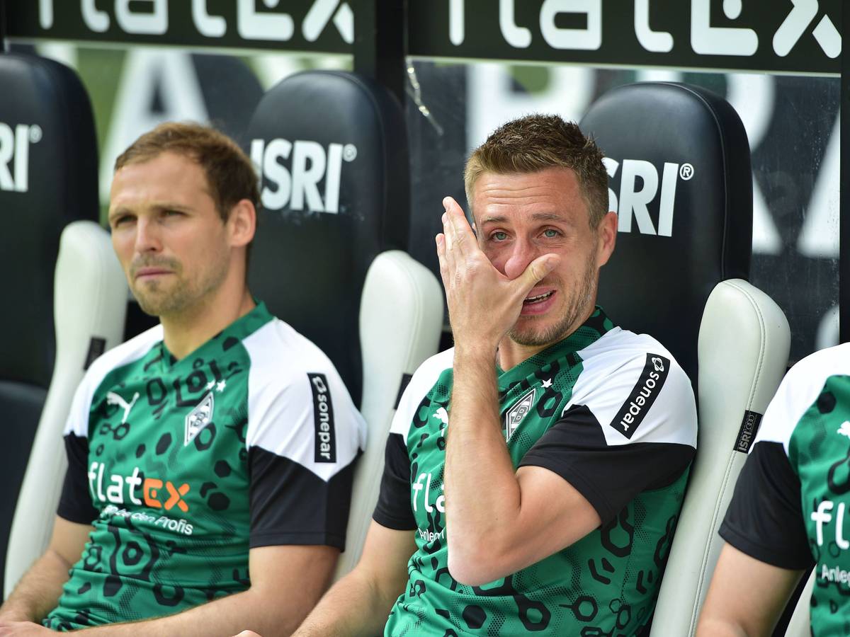 Patrick Herrmann verdrückt eine Träne auf der Borussia-Bank.