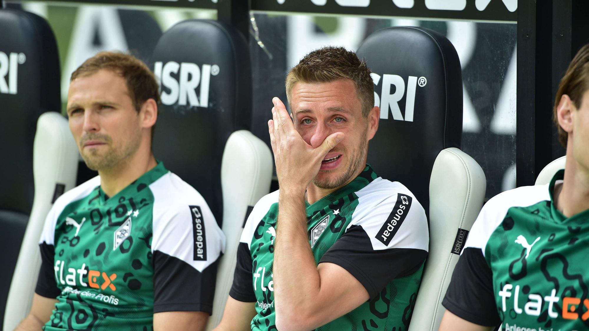Patrick Herrmann verdrückt eine Träne auf der Borussia-Bank.