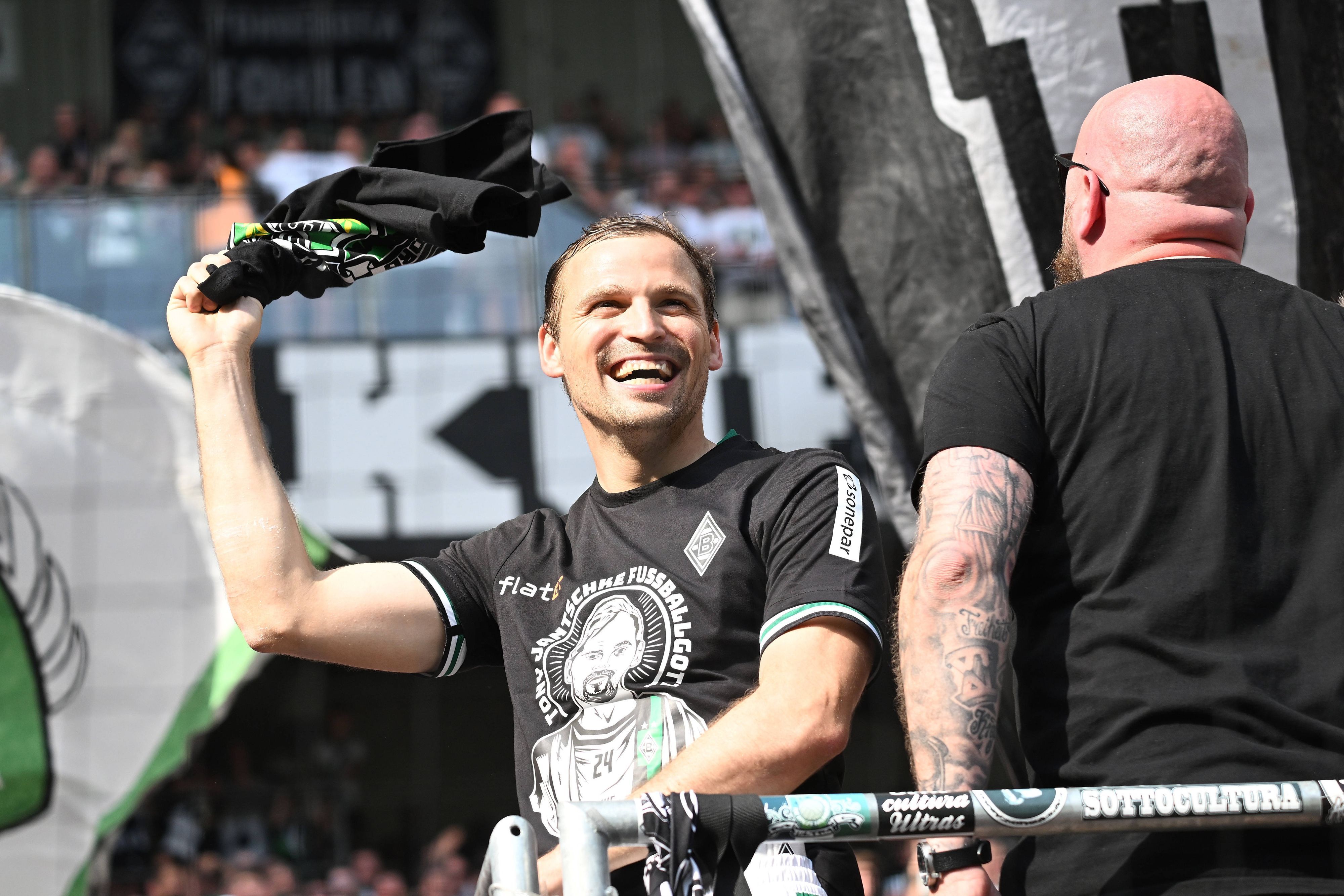 Tony Jantschke steht in der Nordkurve.