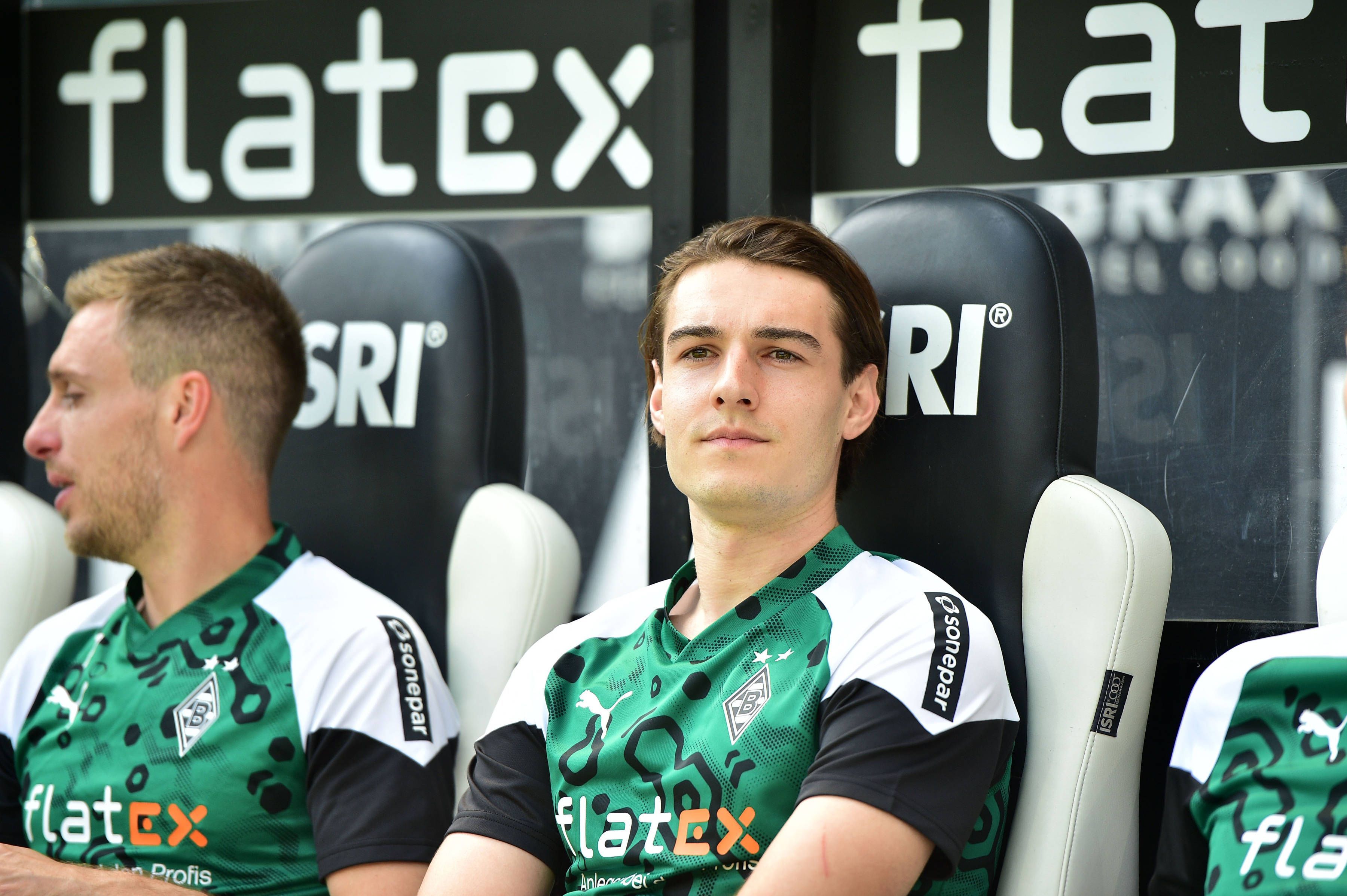 Flo Neuhaus auf der Borussia-Ersatzbank.