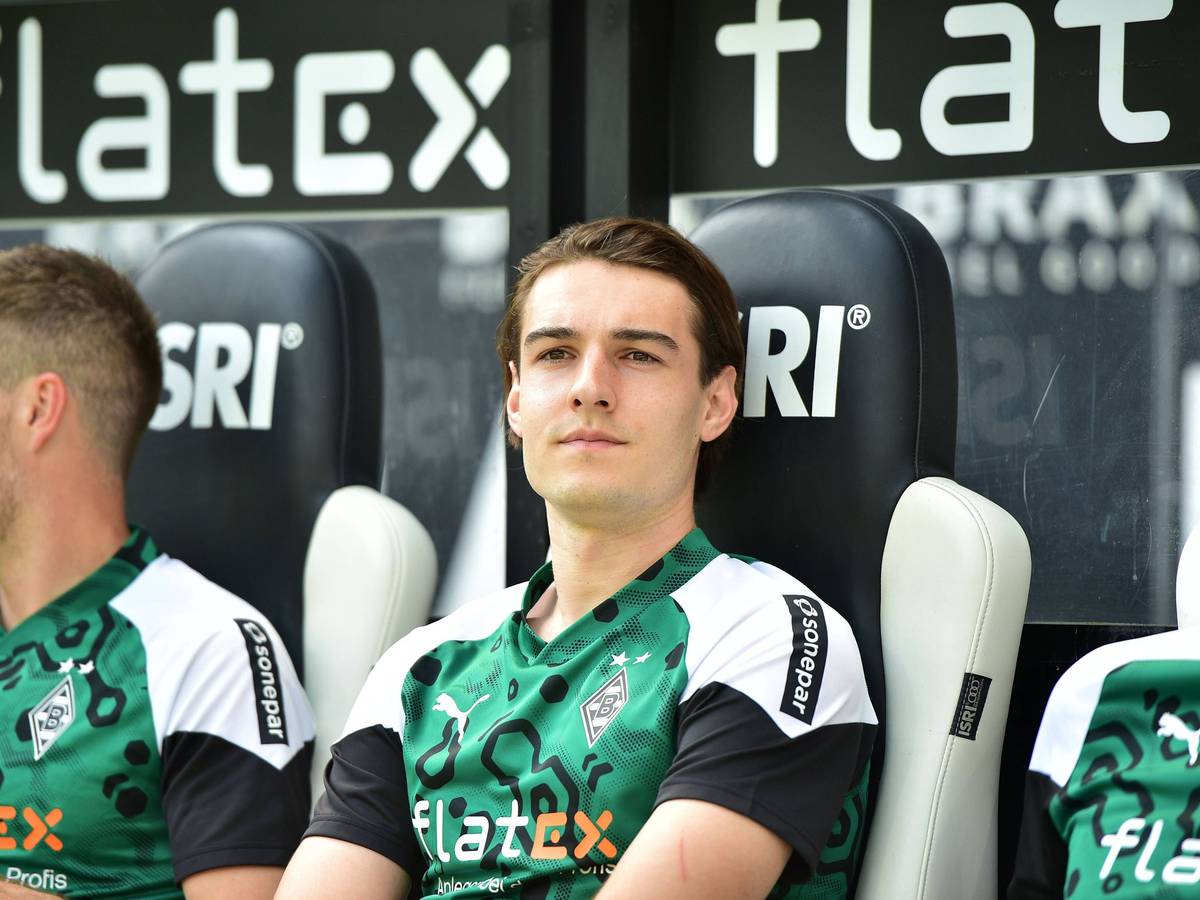 Flo Neuhaus auf der Borussia-Ersatzbank.