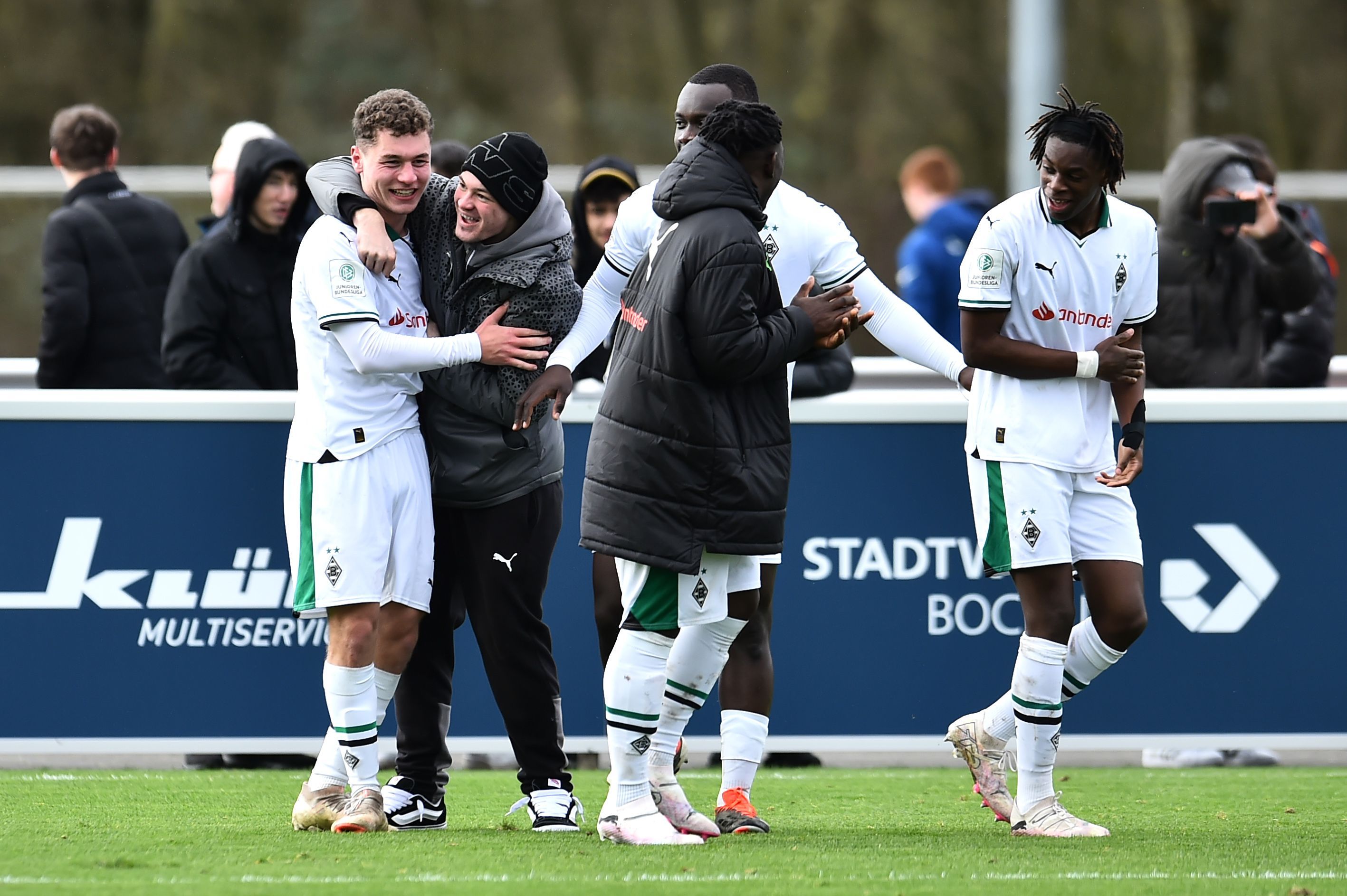 Spieler der U19 von Borussia Mönchengladbach feiern.