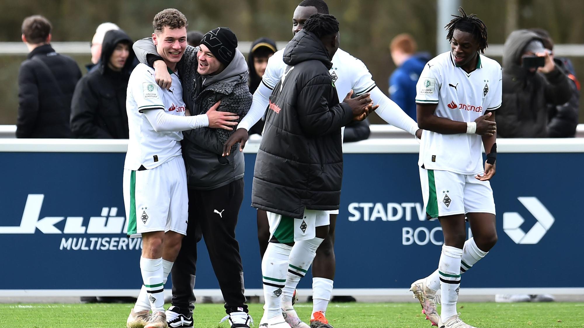 Spieler der U19 von Borussia Mönchengladbach feiern.