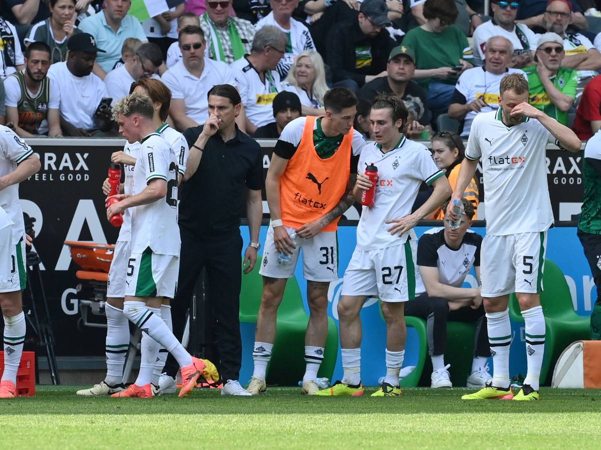 Borussia-Spieler bei einer Trinkpause.