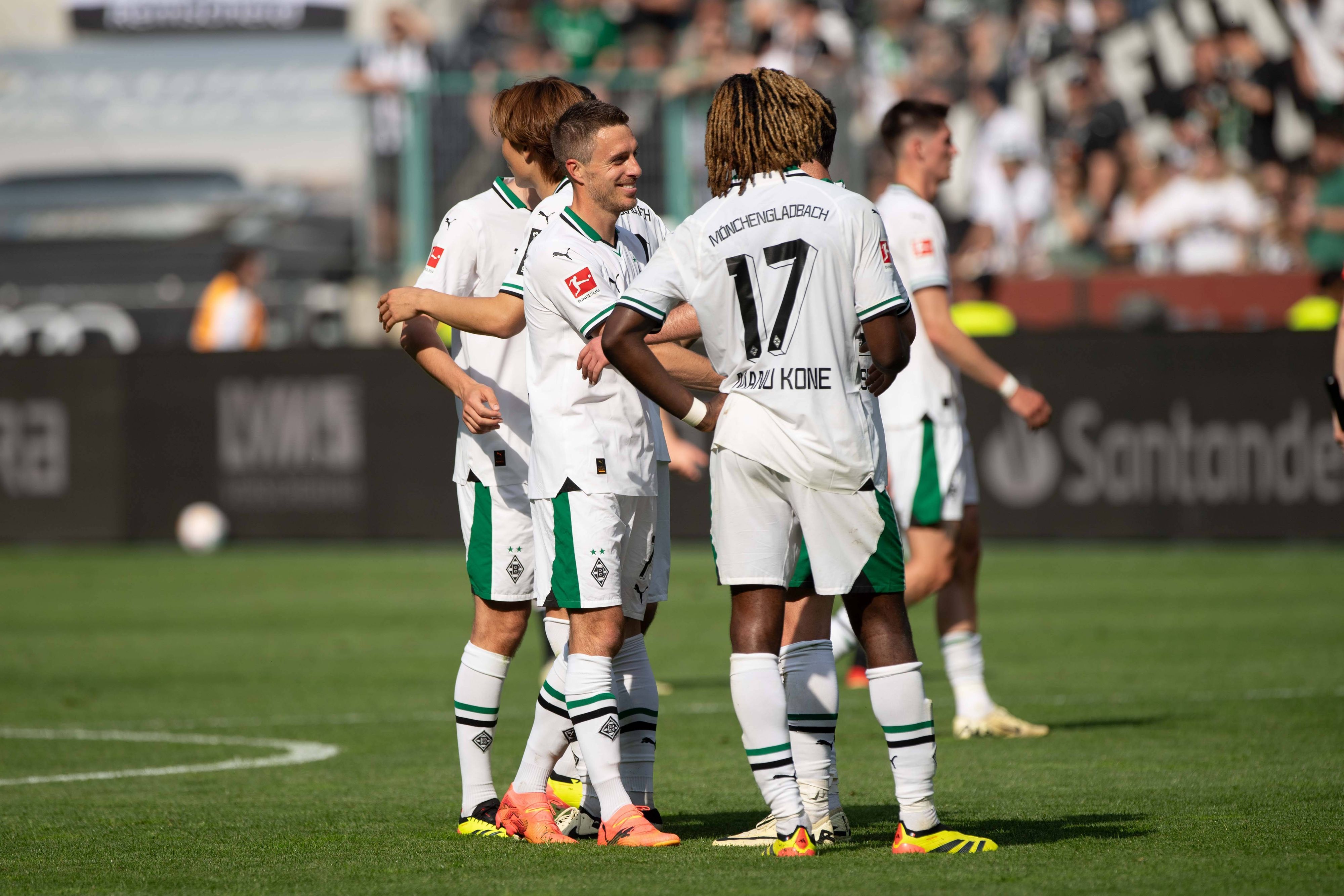 Die Borussia-Spieler auf dem Rasen.