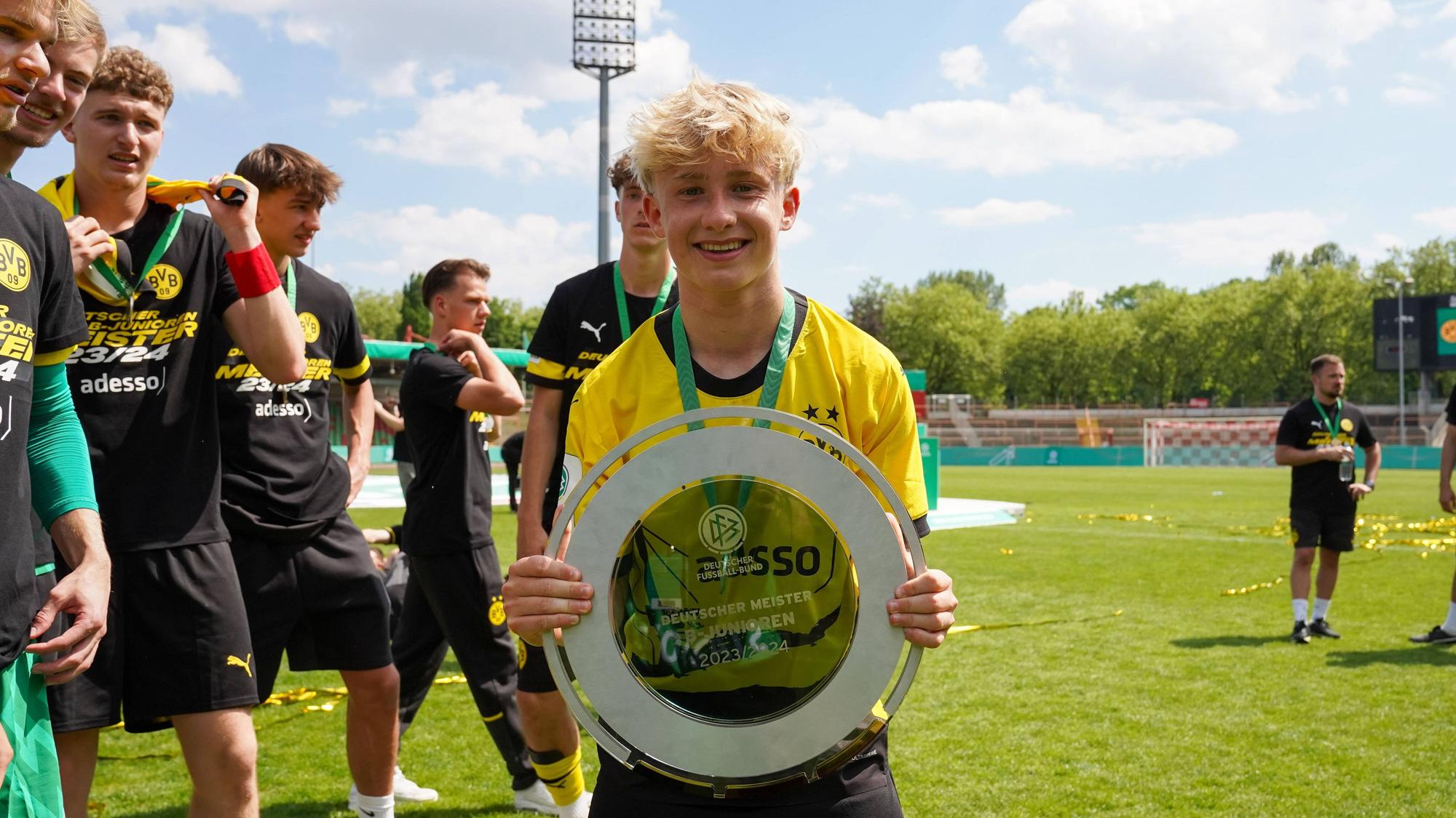 Fritz Fleck mit der Meisterschale der U17-Bundesliga.