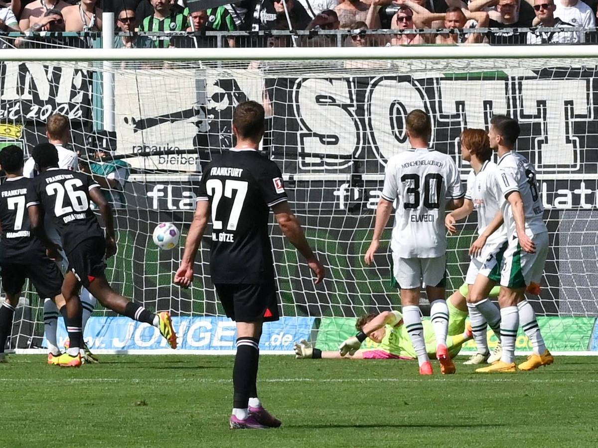 Dina Ebimbe bezwingt Jonas Omlin beim Eintracht-Treffer in Gladbach.